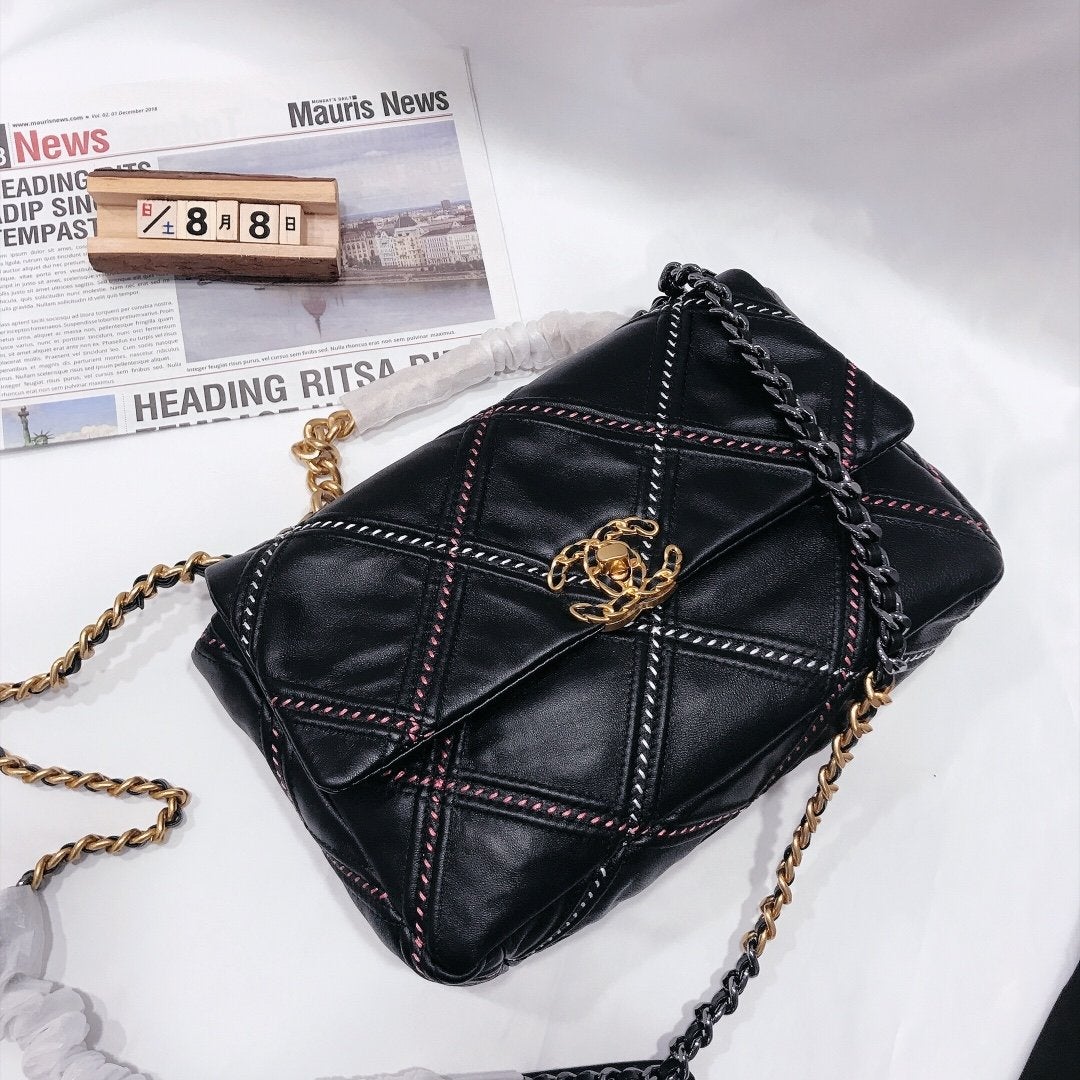 19 FLAP BAG 30CM BLACK QUILTED
