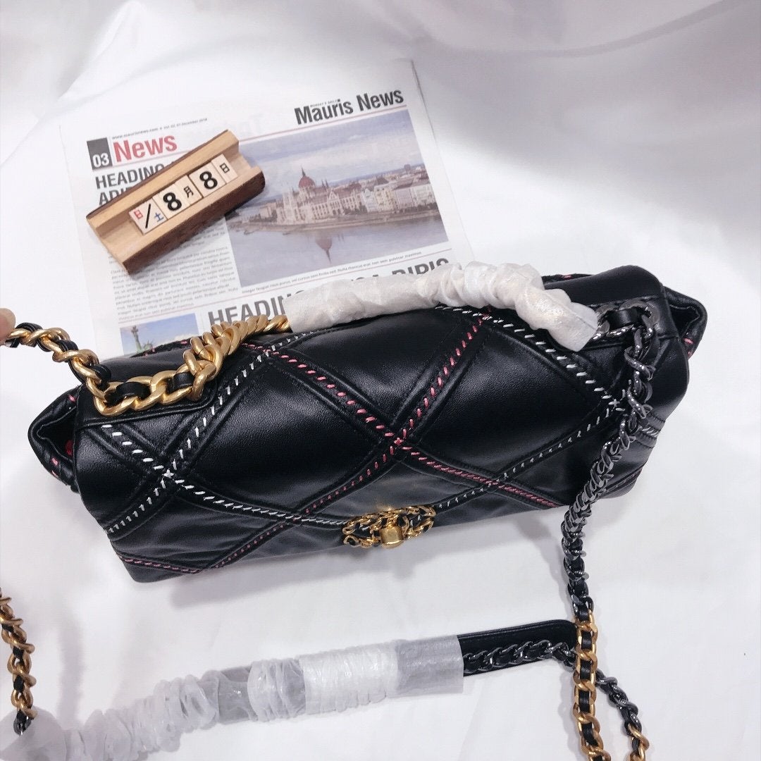 19 FLAP BAG 30CM BLACK QUILTED