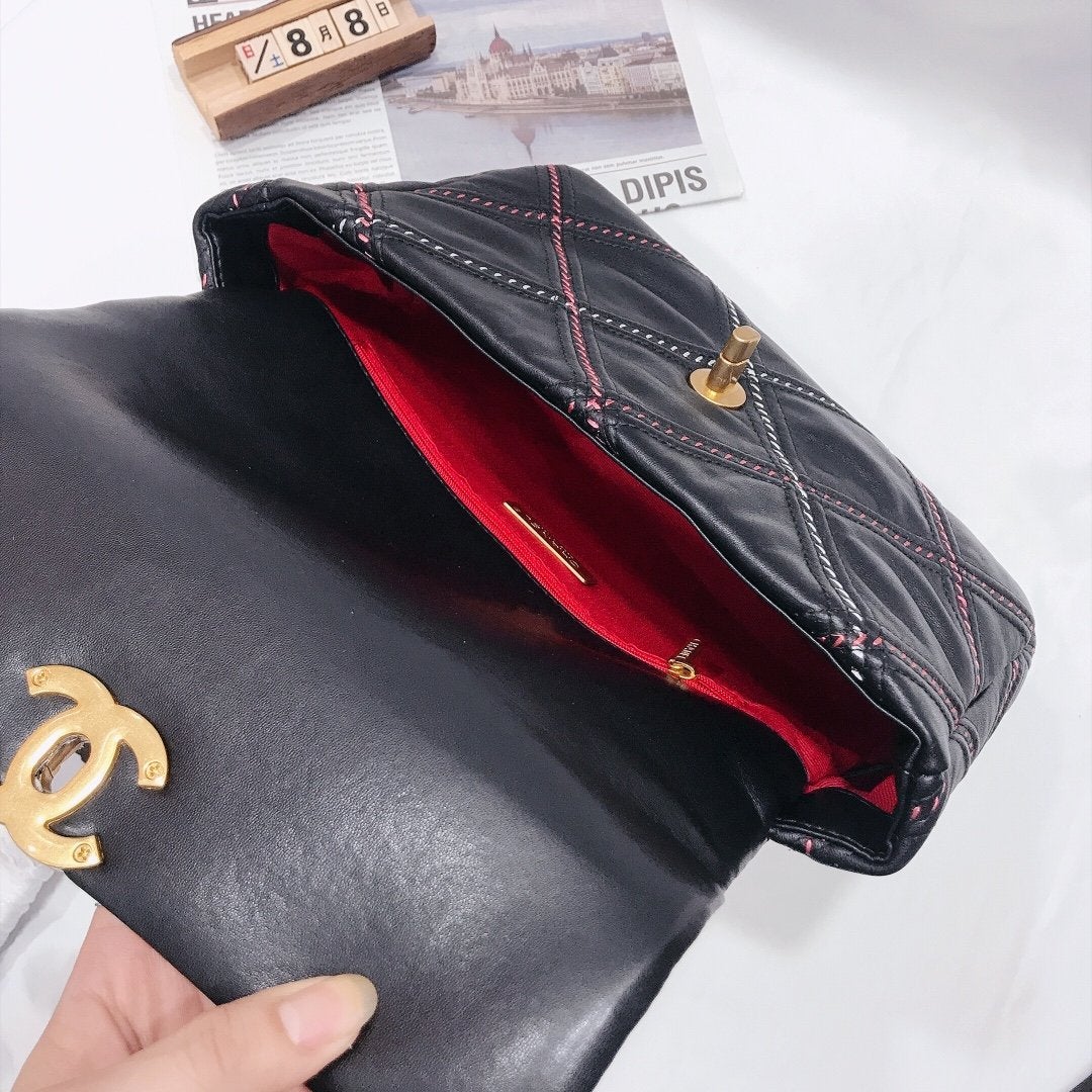 19 FLAP BAG 30CM BLACK QUILTED