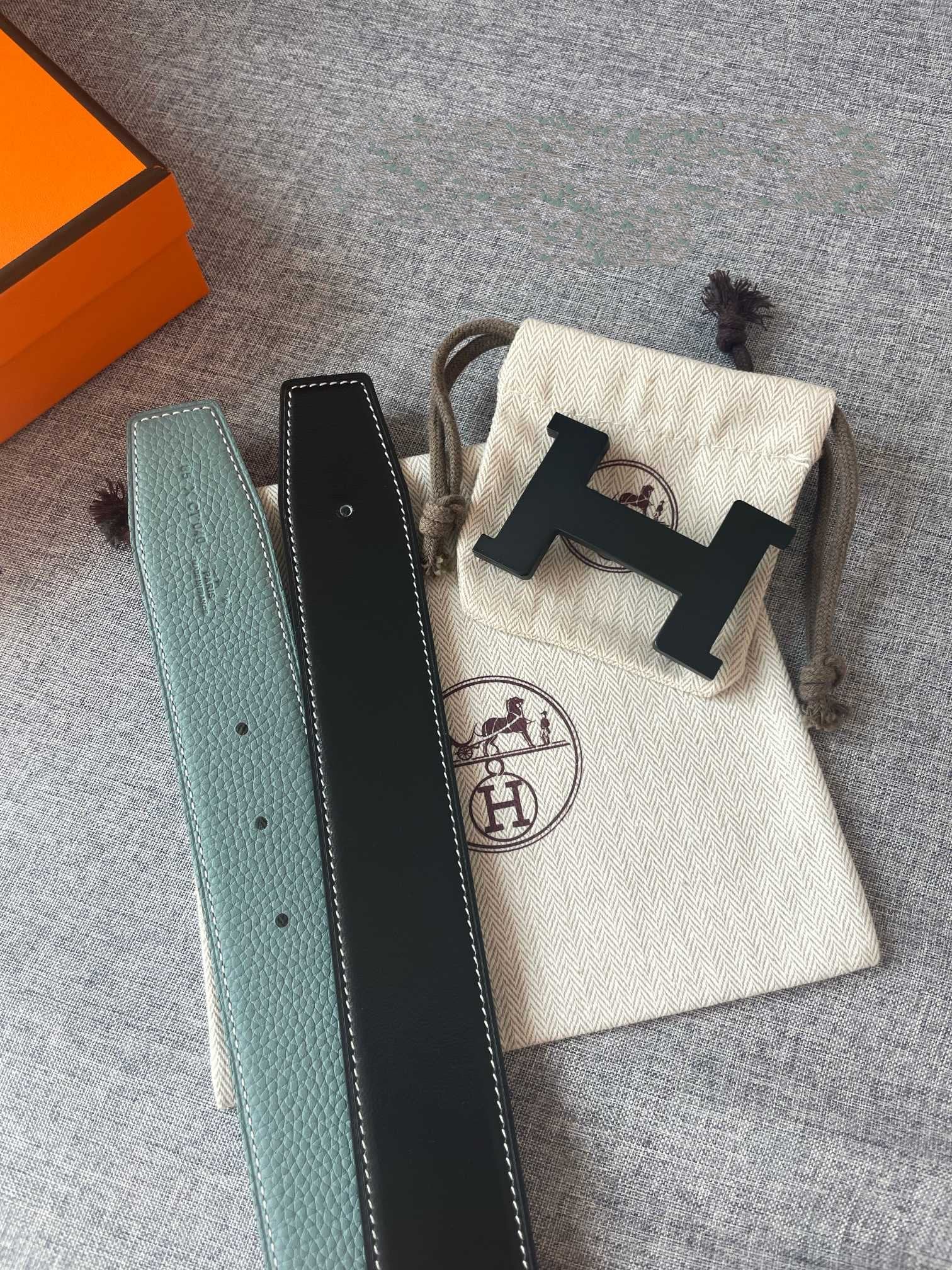 H CONSTANCE REVERSIBLE BELT 38MM BLACK BUCKLE BLACK SKY BLUE LEATHER