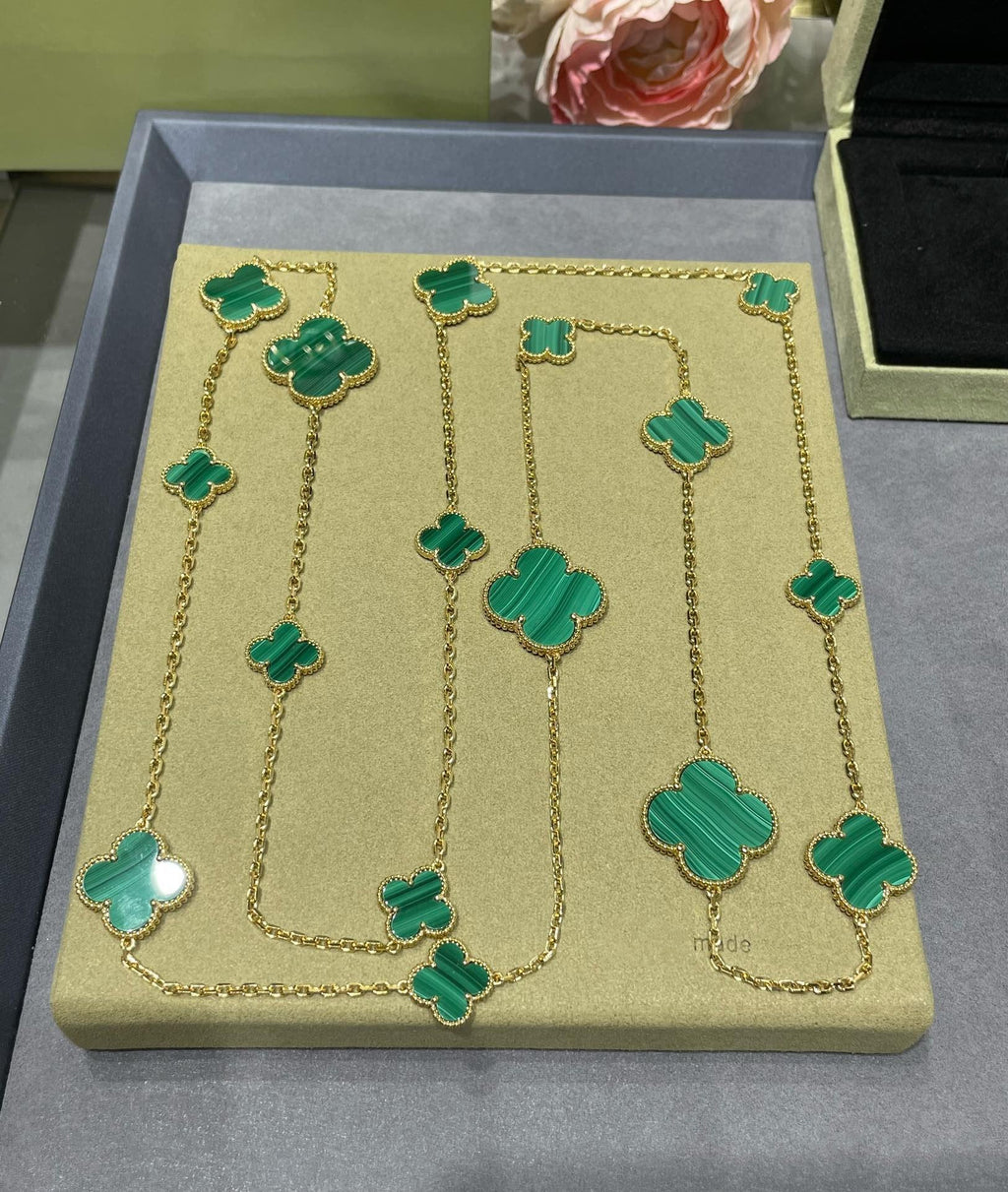 CLOVER 16 MOTIF MALACHITE GOLD NECKLACE