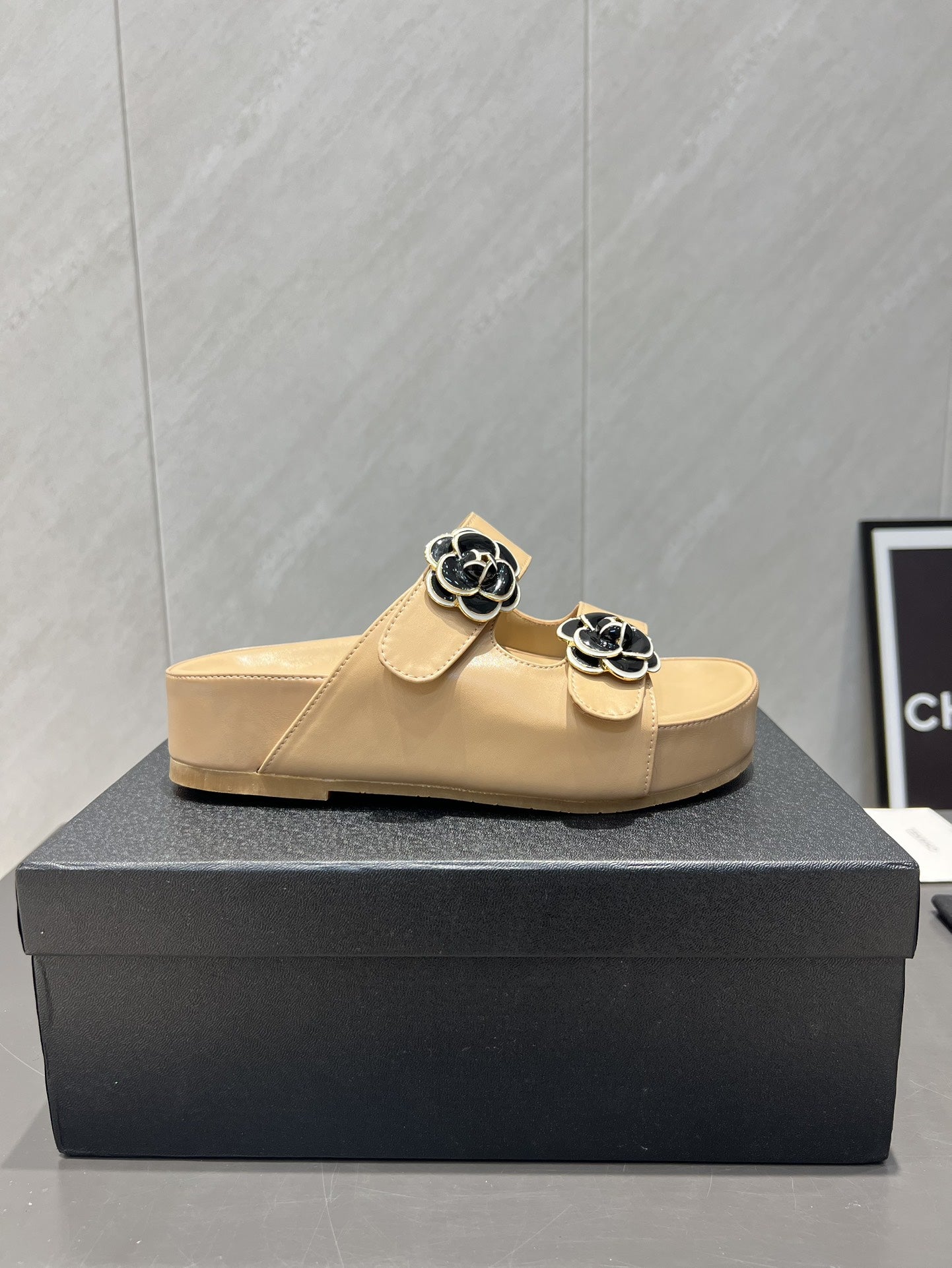 CC 25SS Flower Buckle Platform Beach Slides in Beige Cowhide