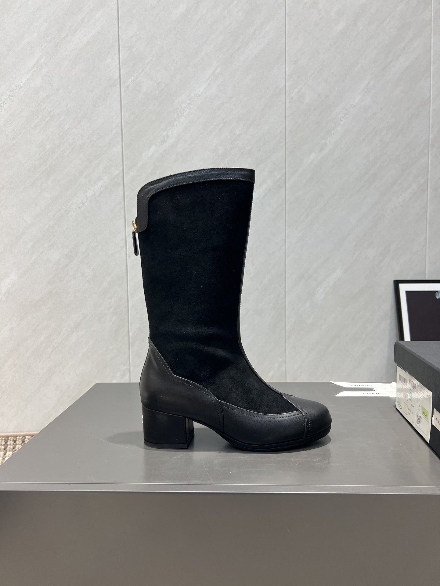 CC 25S Round Toe Mid-Heel Zippered High Boots in Black Cowhide and Suede  442489