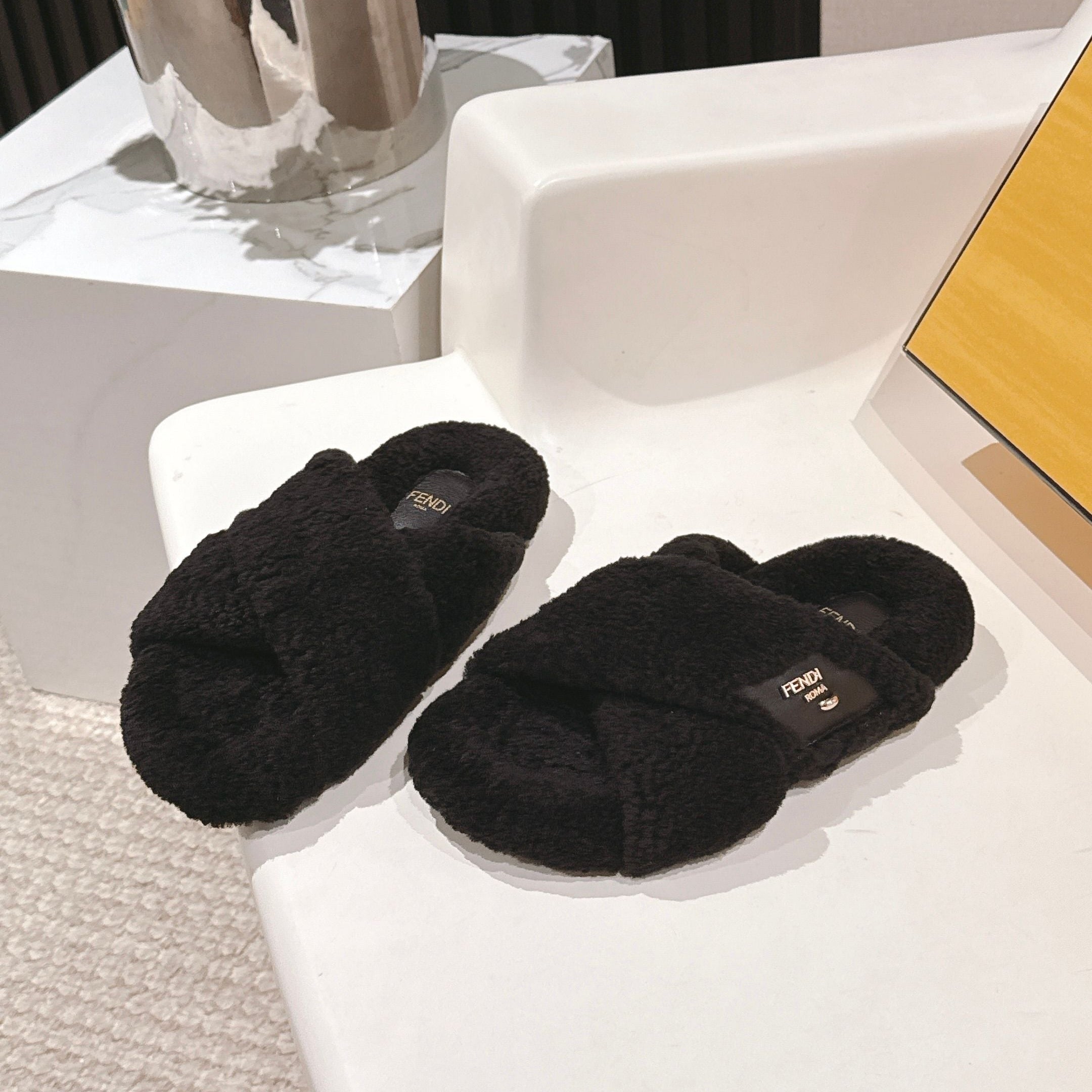 Fendi F013 2025ss Fluffy Slippers Black Lambswool 467194