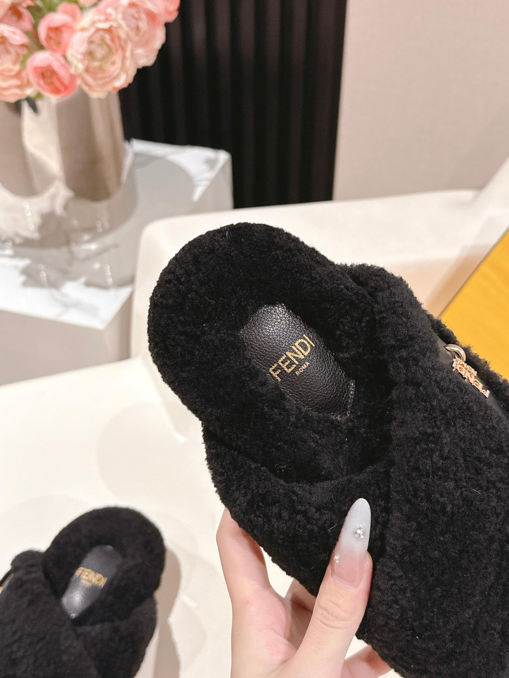 Fendi F013 2025ss Fluffy Slippers Black Lambswool 467194