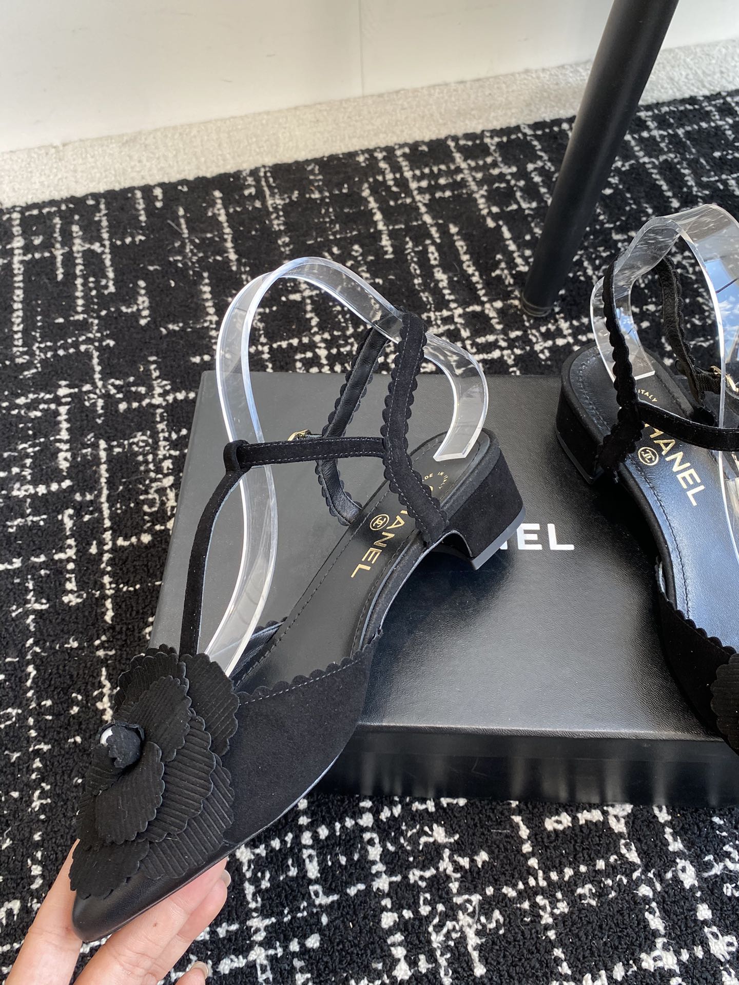 CC 25C Camellia Mid-Back Sandals Black Suede With Flower 473436
