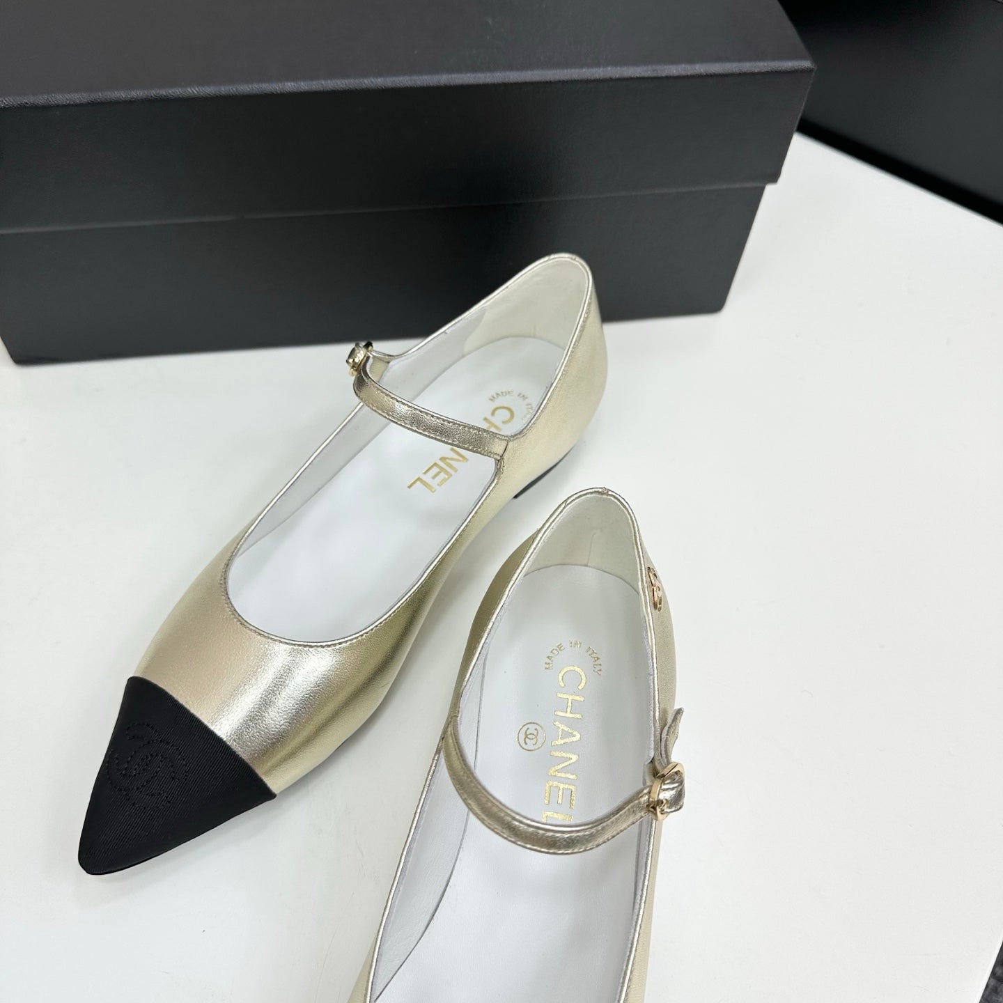 CC 25SS Pointed-Toe Mary Janes Light Metal Gold Cowhide 490139