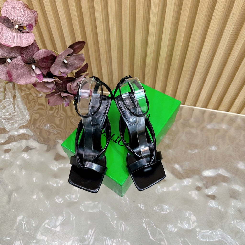BV 25SS Flat-Soled High-Heeled Ankle Strap Sandals Black Shiny Calfskin
