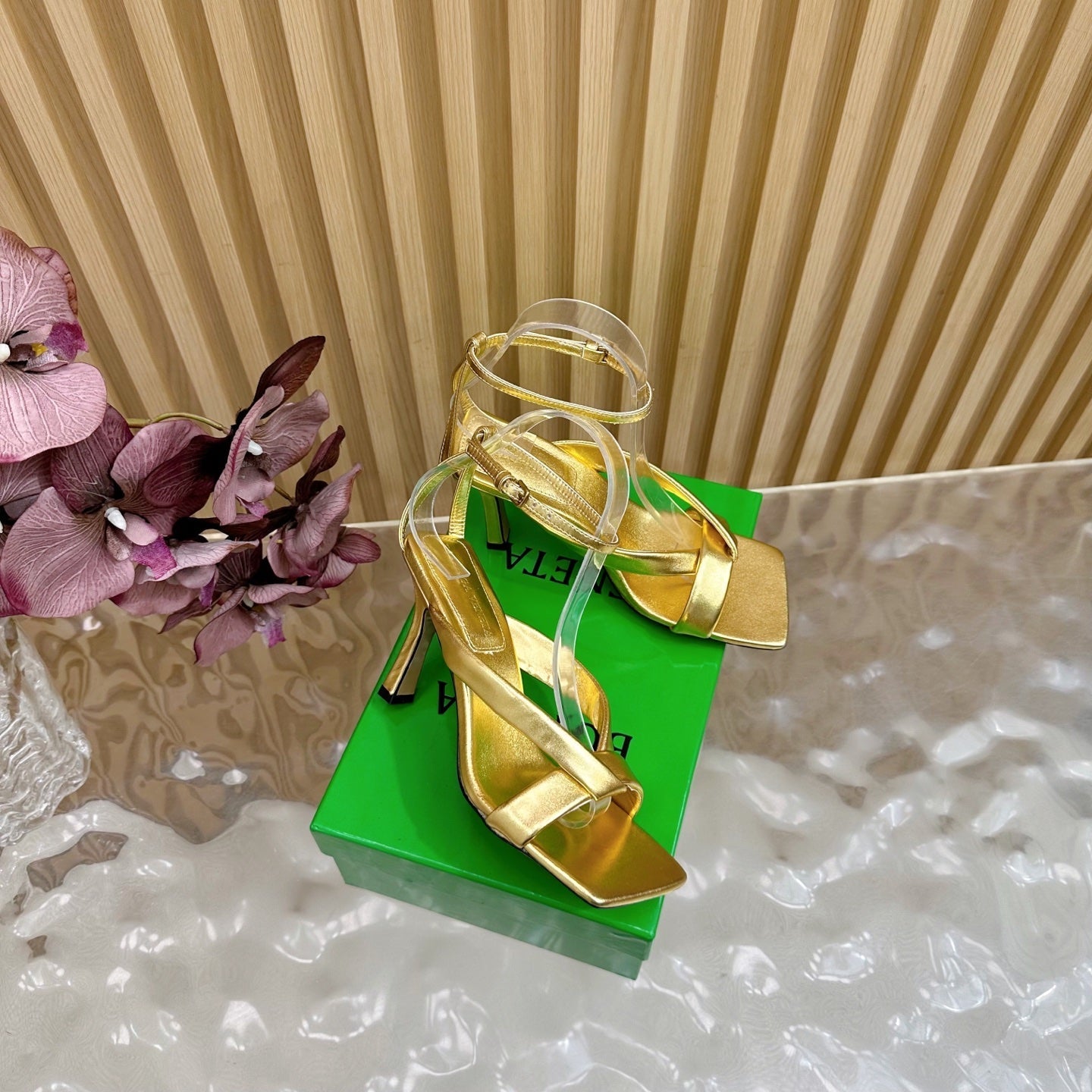 BV 25SS Flat-Soled High-Heeled Ankle Strap Sandals Gold Shiny Calfskin