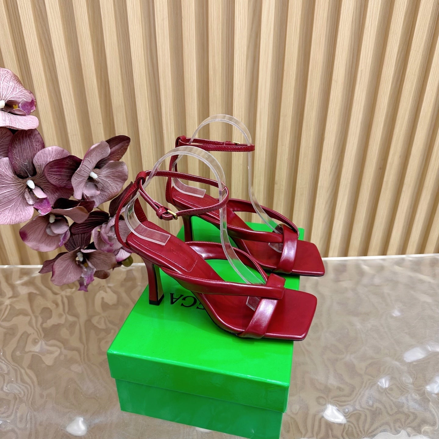 BV 25SS Flat-Soled High-Heeled Ankle Strap Sandals Red Shiny Calfskin