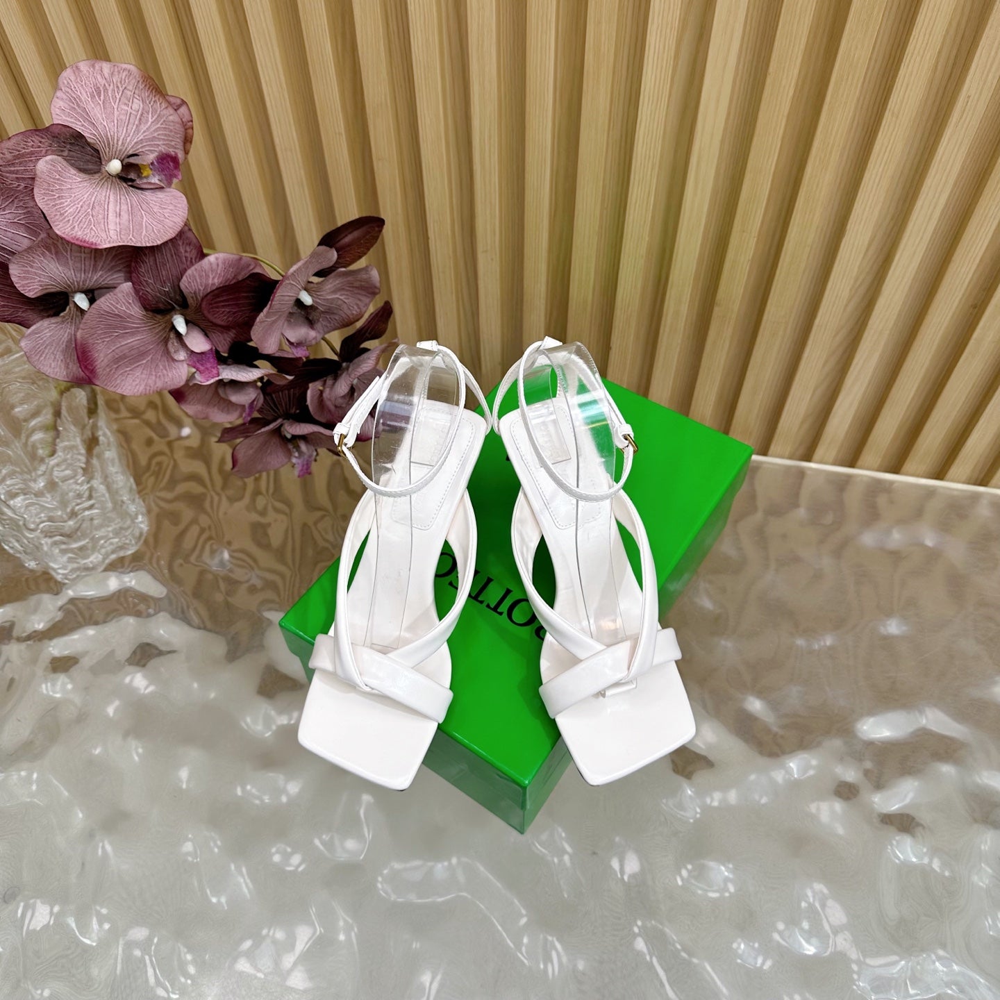 BV 25SS Flat-Soled High-Heeled Ankle Strap Sandals White Shiny Calfskin