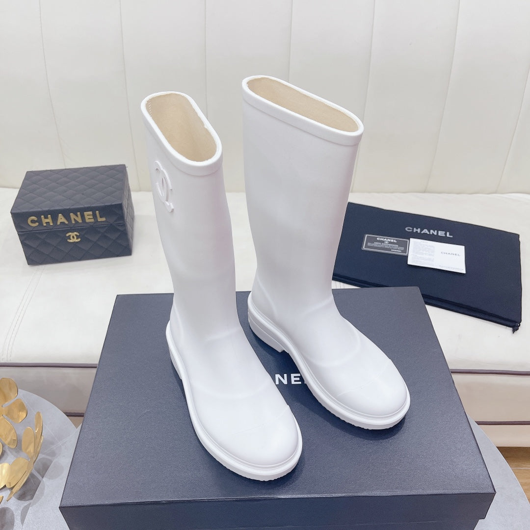 Chanel 26   Rain Boots White Sheepskin 476068