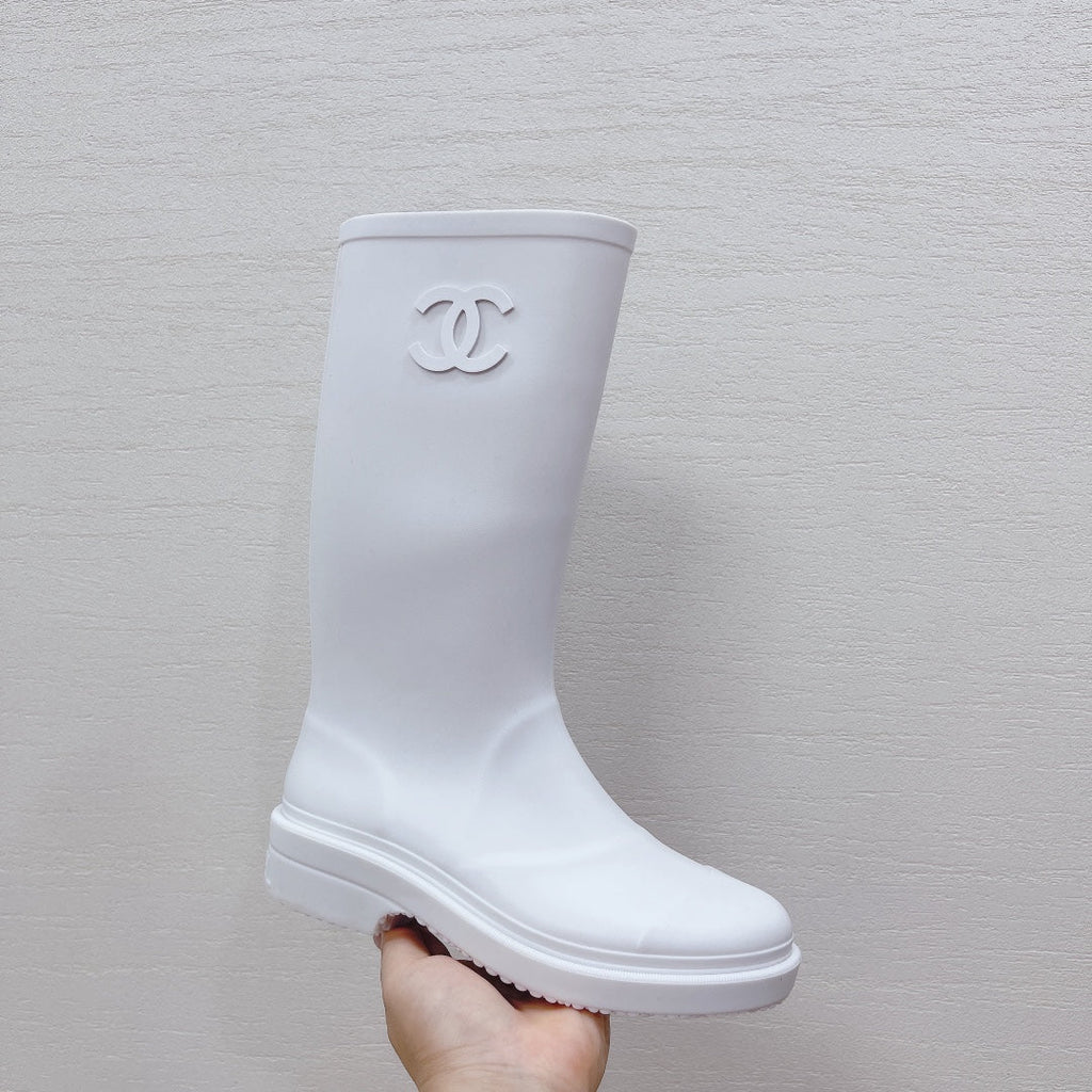Chanel 26   Rain Boots White Sheepskin 476068
