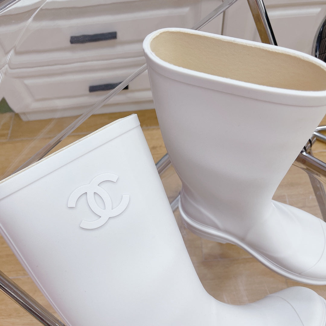Chanel 26   Rain Boots White Sheepskin 476068