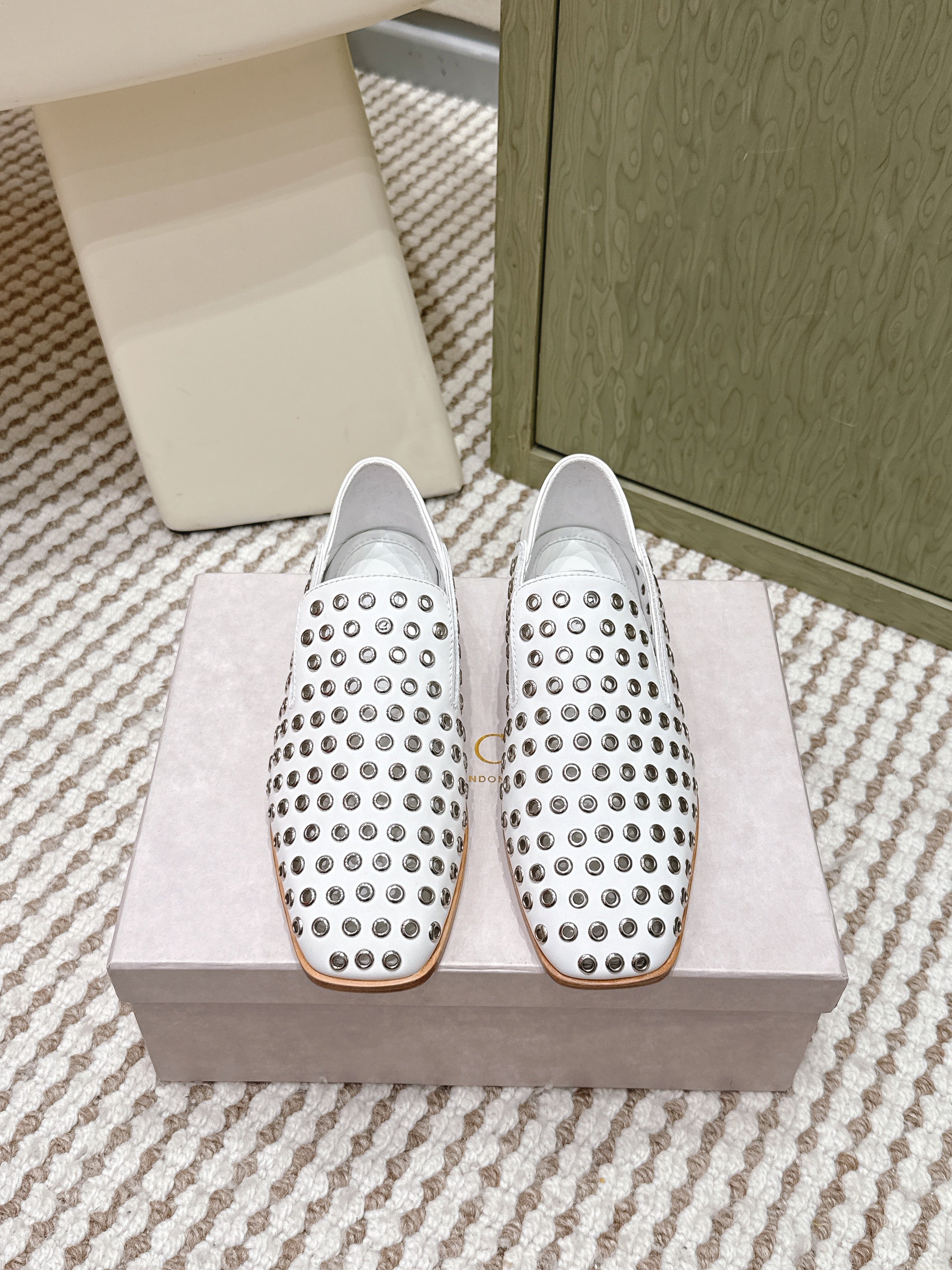 Jimmy Choo Eliot flat Slippers Metallic Eyelets White Calfskin 568493