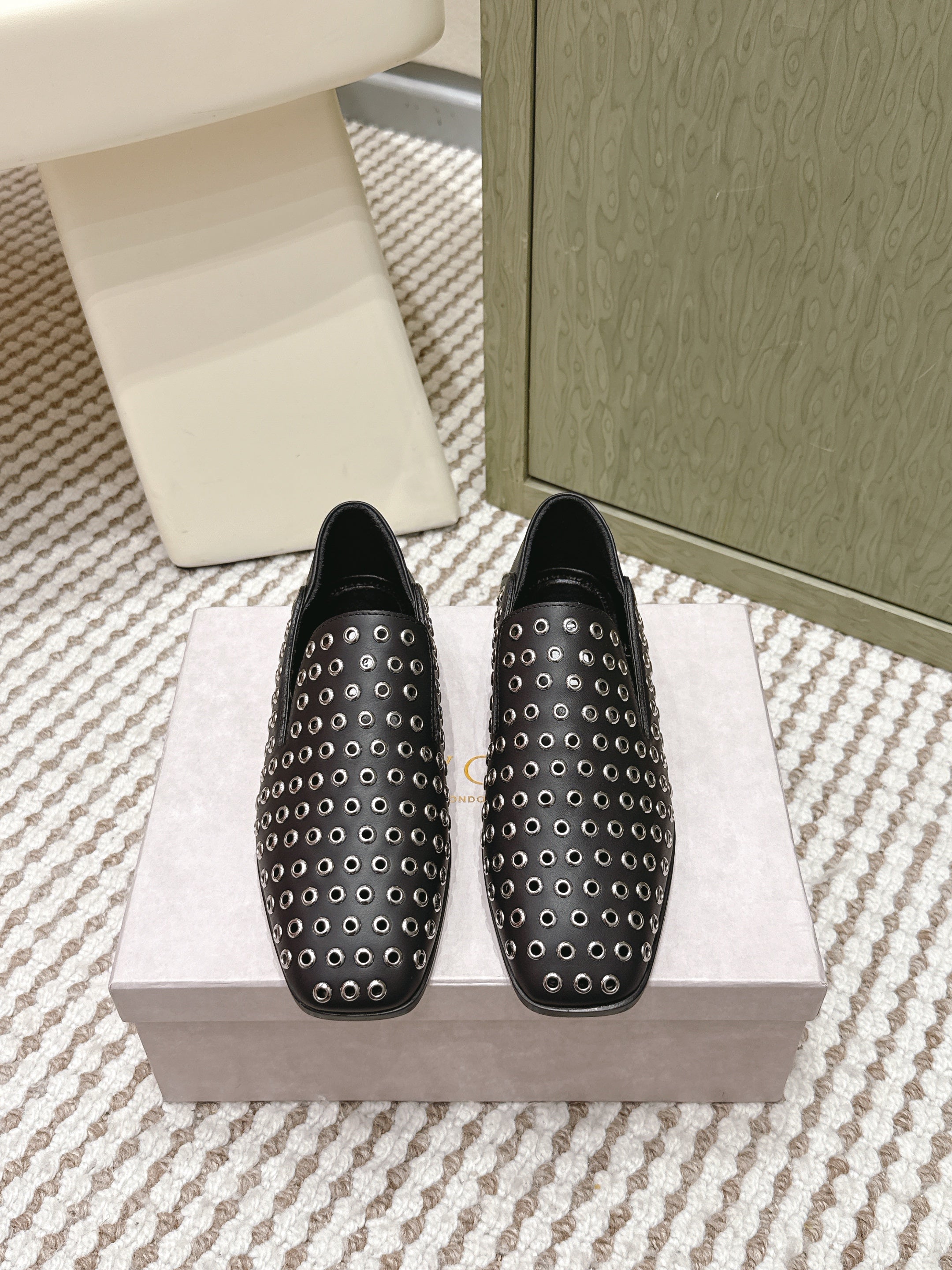 Jimmy Choo Eliot flat Slippers Metallic Eyelets Black Calfskin 568492
