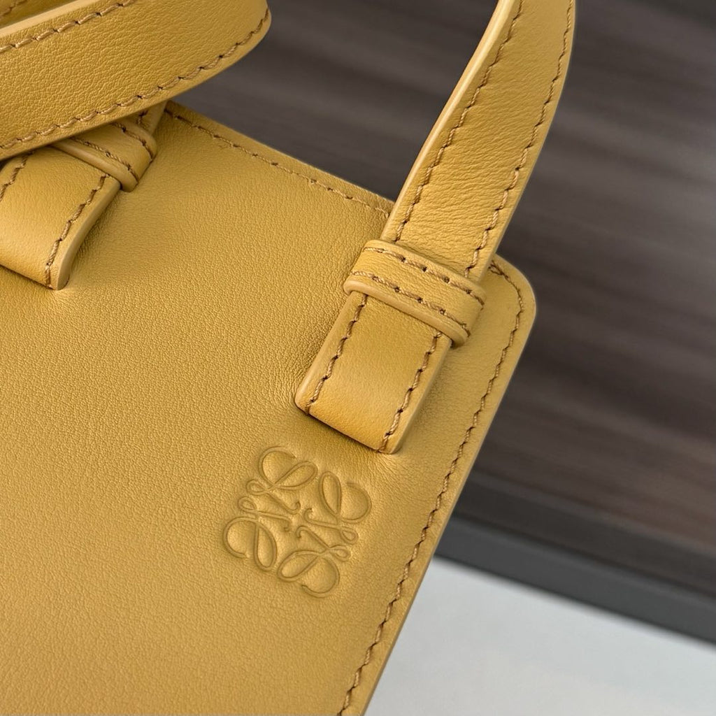 Loewe Hammock 21 Handbag in Yellow Calfskin 274140