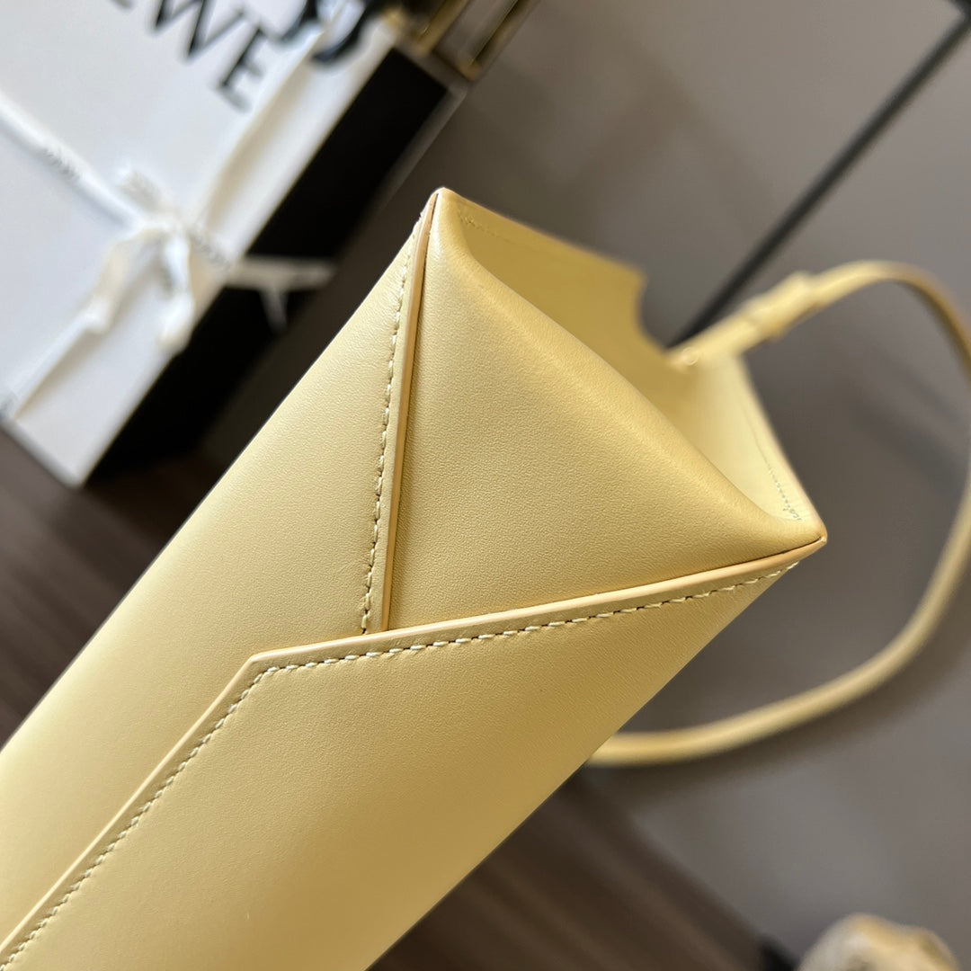 LOE Standard A5 Tote bag in Glossy Yellow Calfskin 274265