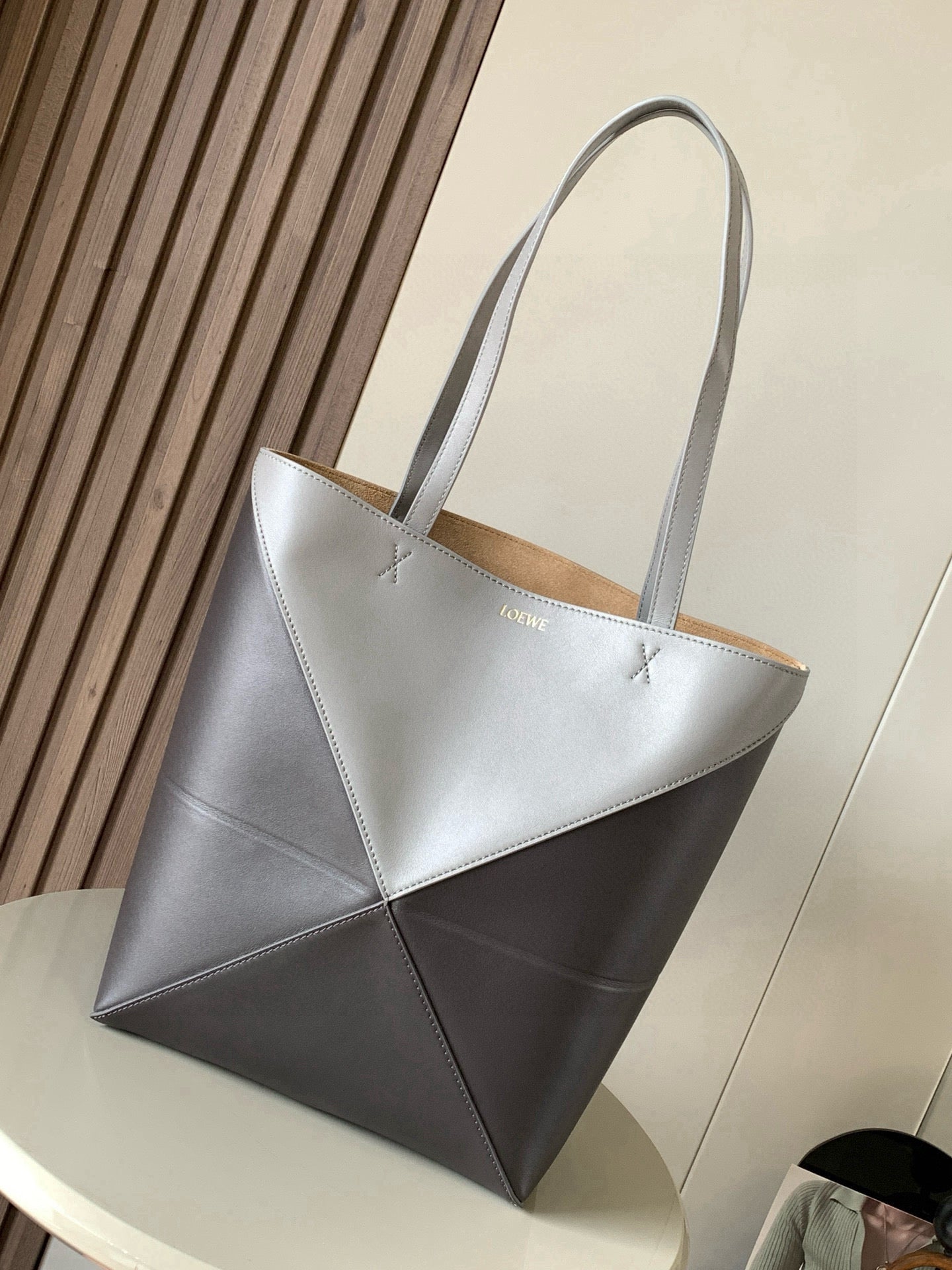 LOE 31 Medium Puzzle Fold Tote In Asphalt Grey Coffee Glossy Cowhide 274317