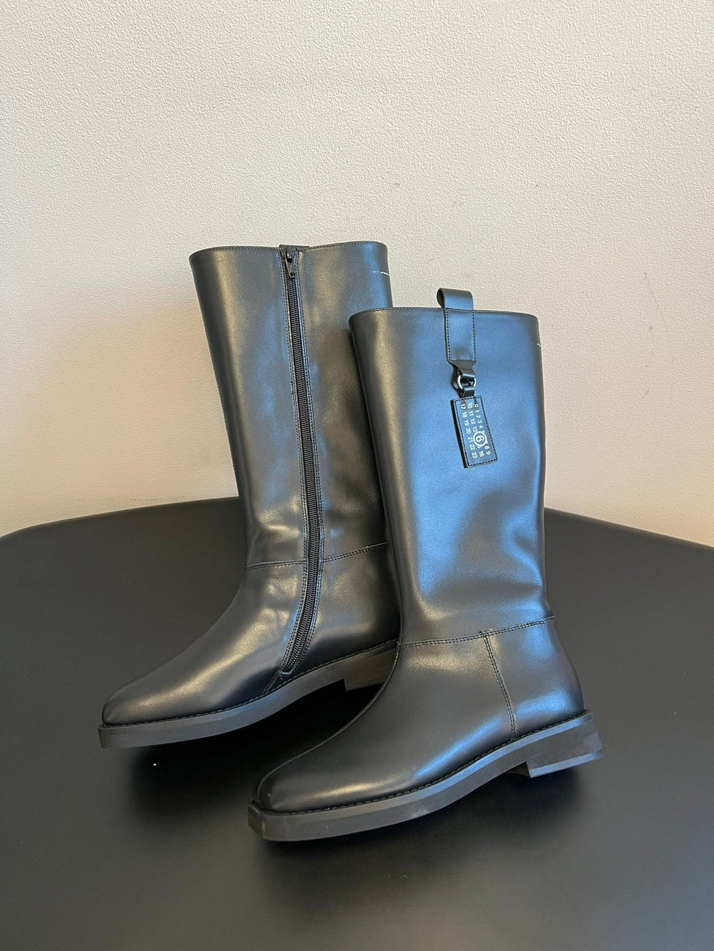 Maison Margiel 25ss Cool Square Toe Tall Riding Boots Black Glossy Leather 580415