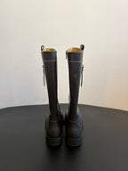 Maison Margiel 25ss Cool Square Toe Tall Riding Boots Dark Gray Glossy Leather 580414