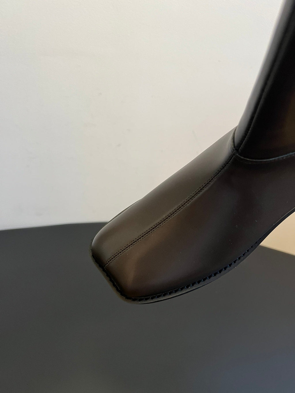 Maison Margiel 25ss Cool Square Toe Tall Riding Boots Dark Gray Glossy Leather 580414