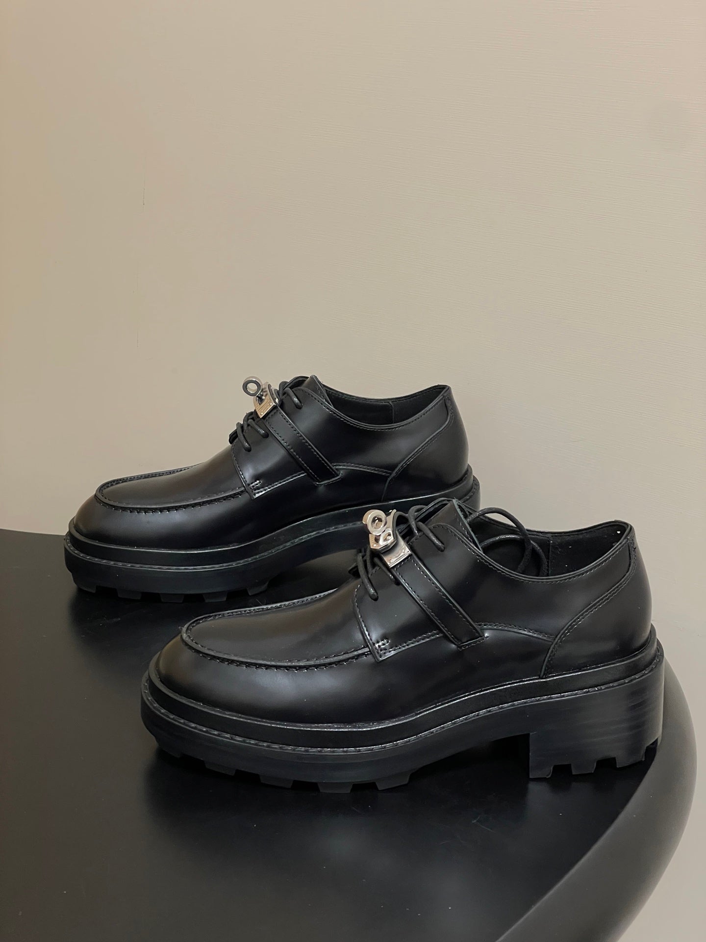 HM Kelly Buckle Classic Loafers Black in Cowhide 594335