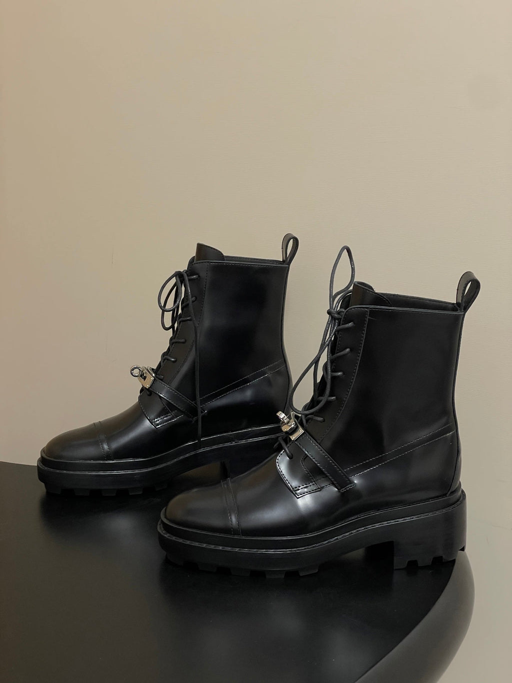 HM Kelly Buckle Classic Ankle Boots Black in Cowhide 594334