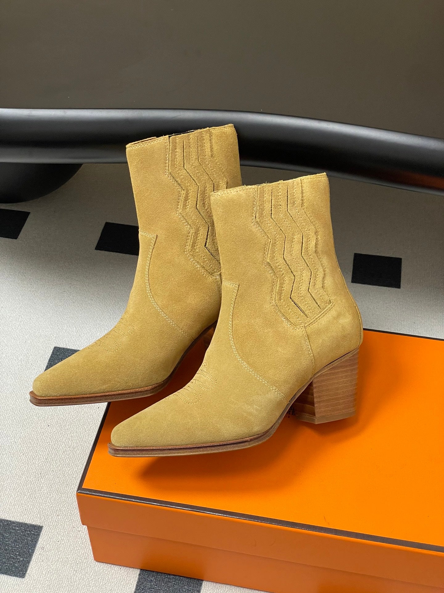 HM Lissa Chelsea Boots 70 Beige in Suede 593783