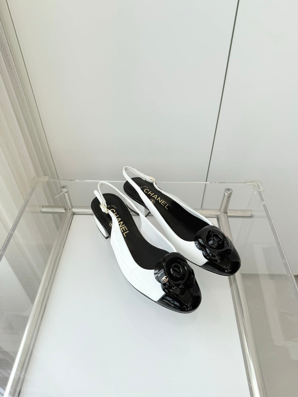 Chanel 26 Camellia High Heels 35 White Black in Patent Leather 597415
