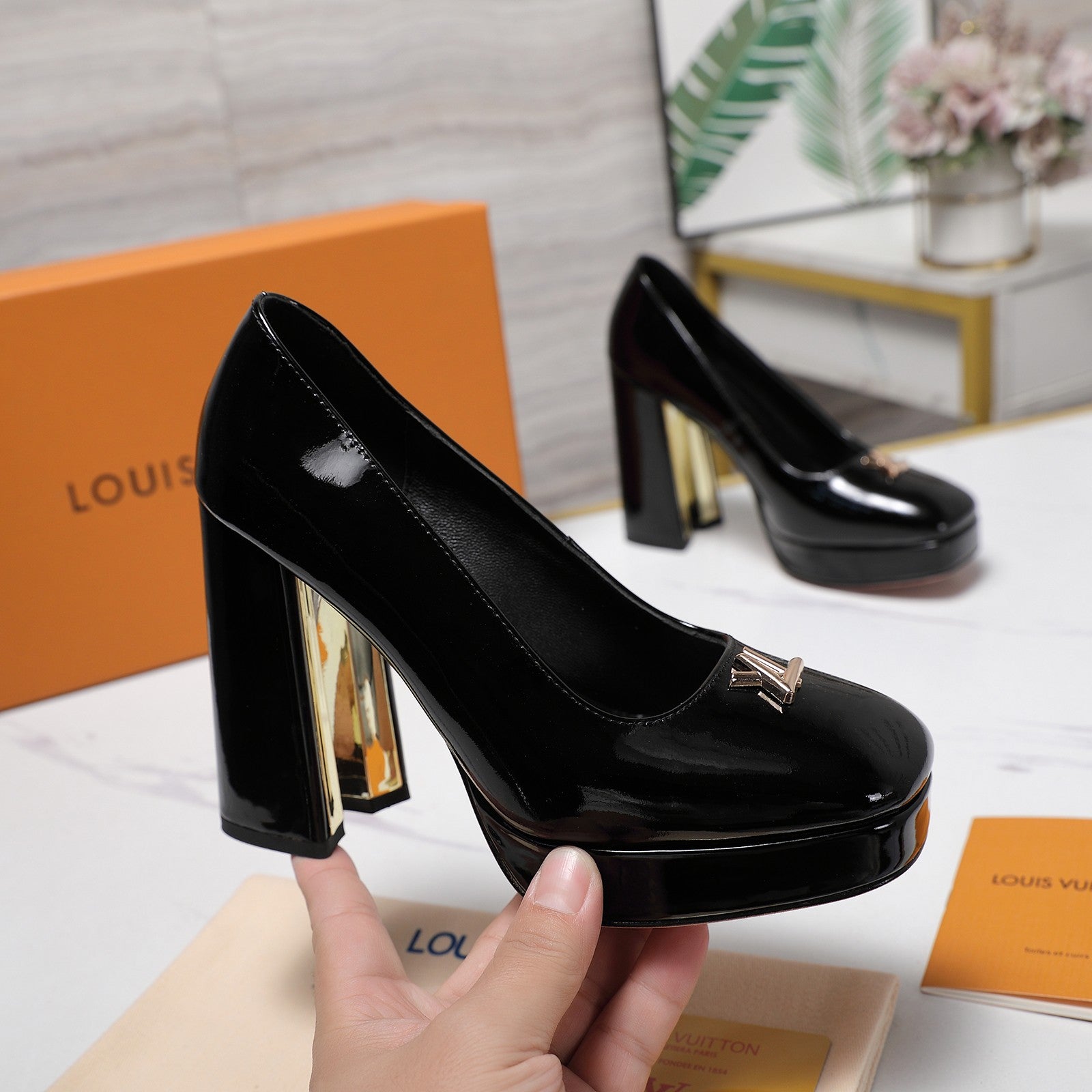 LV 26ss Chunky Heel Platform Sandals 11cm Black in Patent Leather 600732