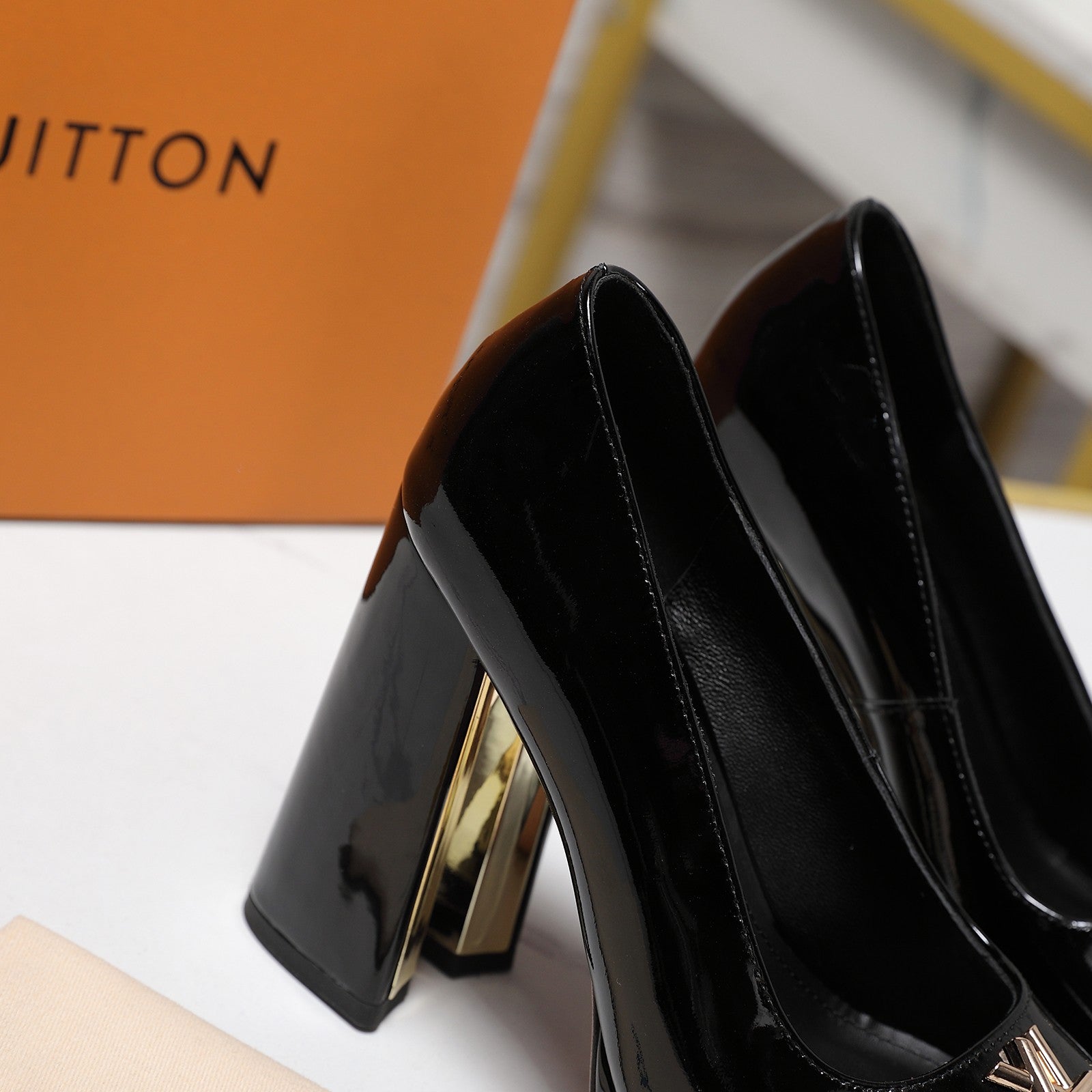 LV 26ss Chunky Heel Platform Sandals 11cm Black in Patent Leather 600732