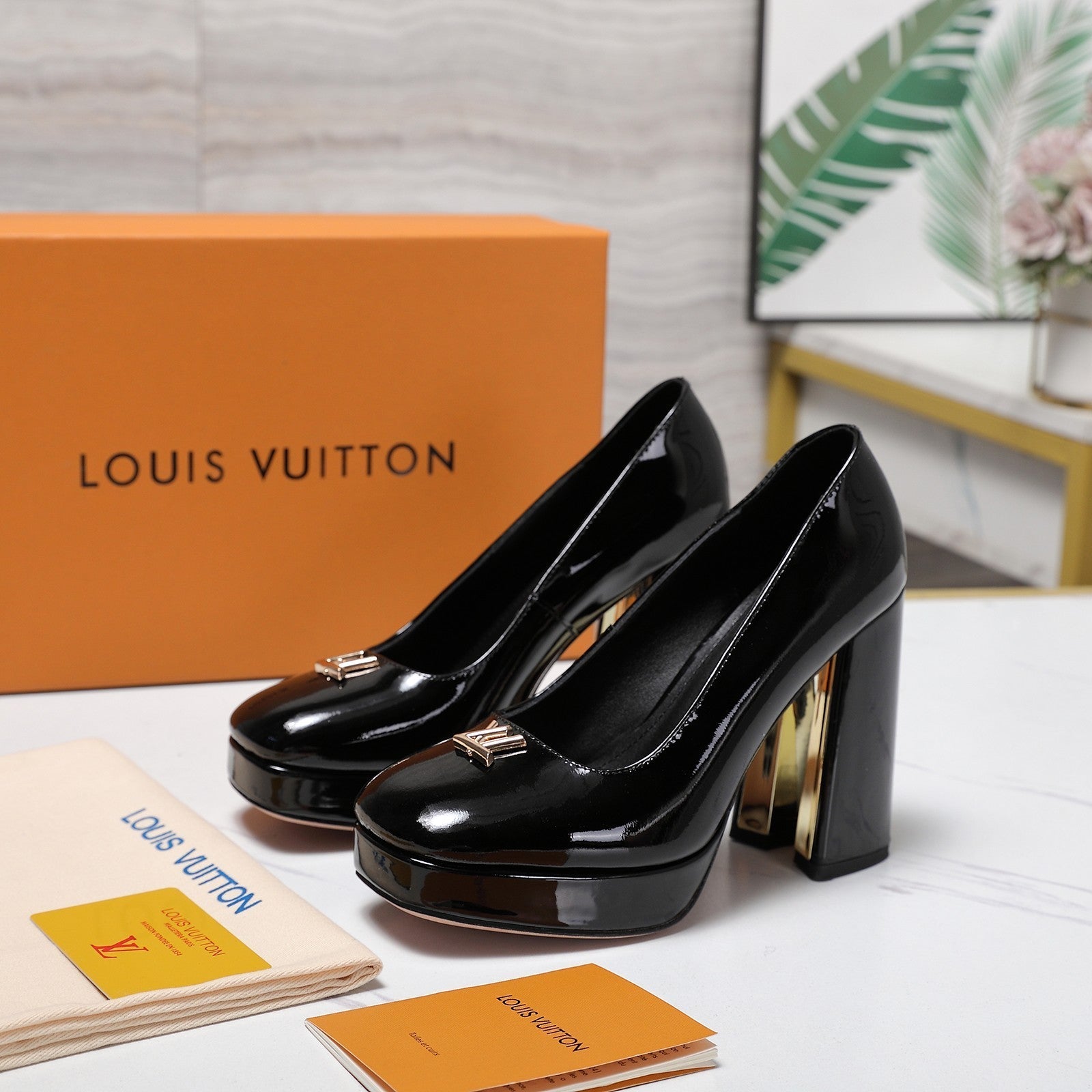 LV 26ss Chunky Heel Platform Sandals 11cm Black in Patent Leather 600732