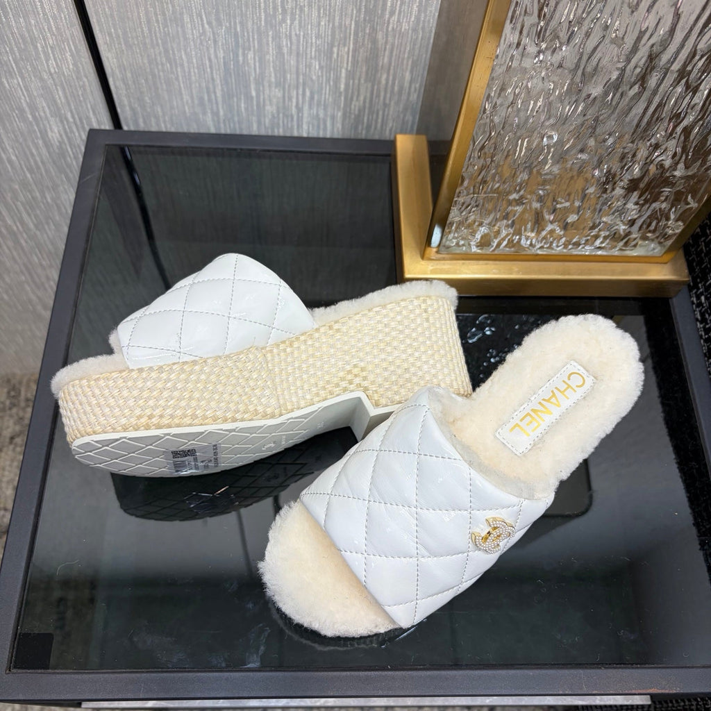 Chane 26 Platform Slippers White Beige in Patent Leather with Wool 602466