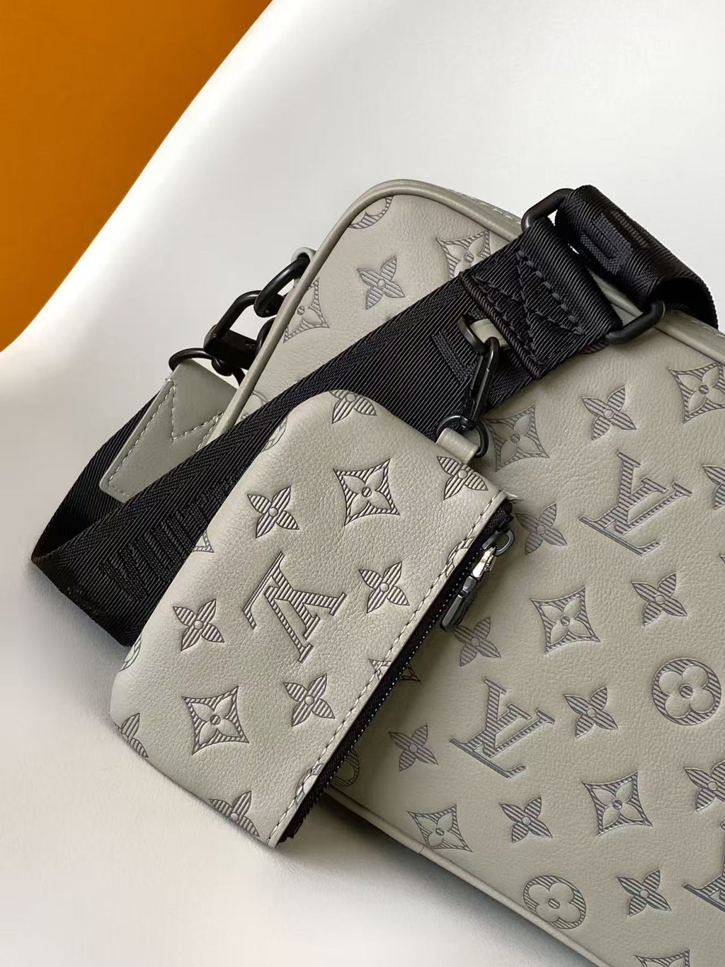 TRIO MESSENGER 25 IN GRAY MONOGRAM SHADOW CALFSKIN