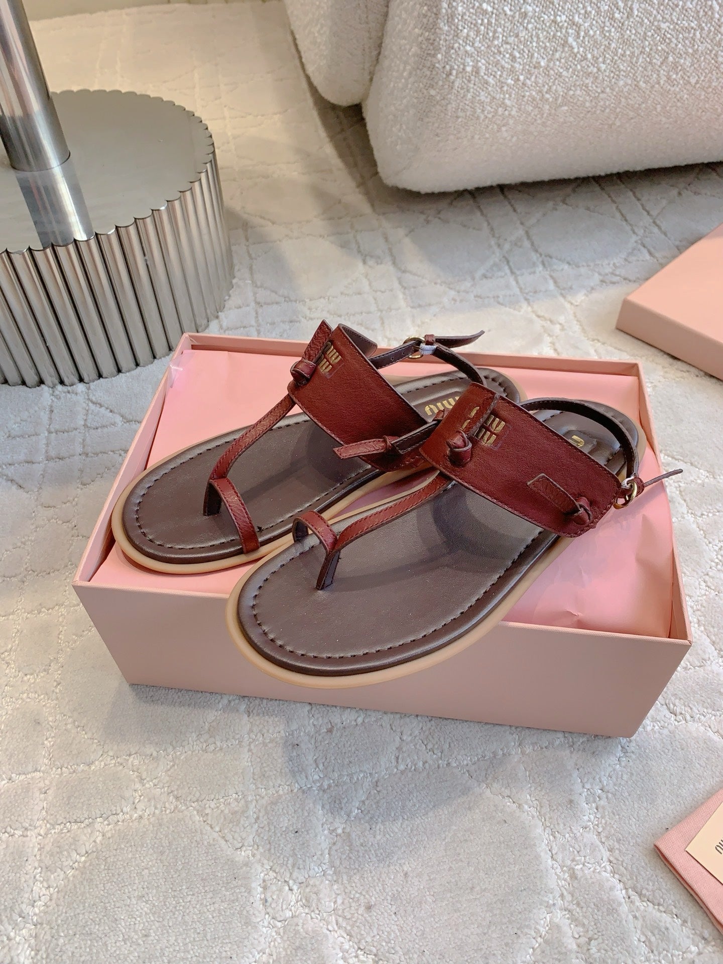 Miu Flip-flot Flat Sandal Burgundy in Cowhide 615339