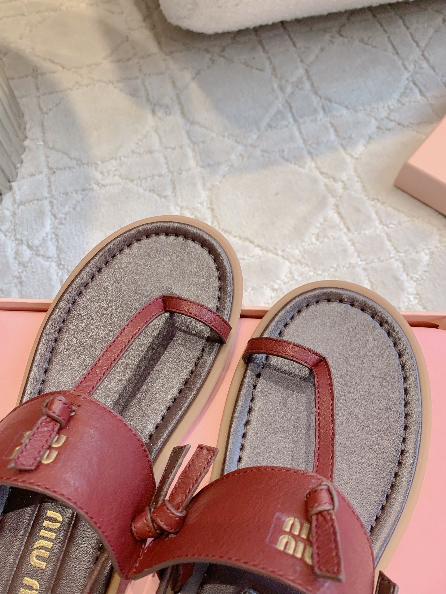 Miu Flip-flot Flat Sandal Burgundy in Cowhide 615339