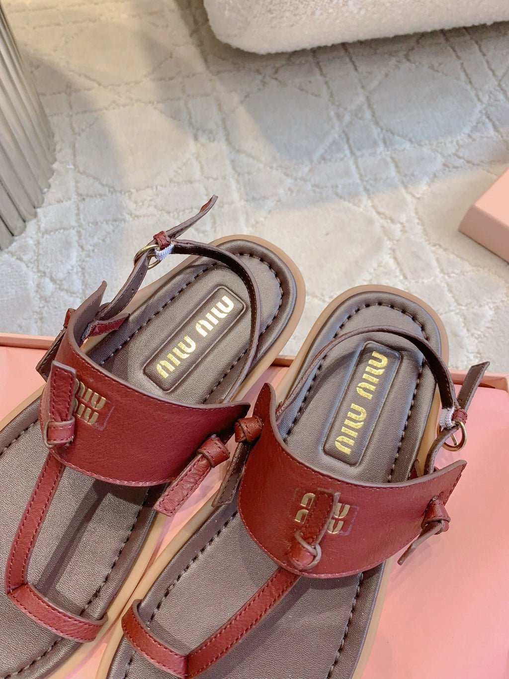 Miu Flip-flot Flat Sandal Burgundy in Cowhide 615339