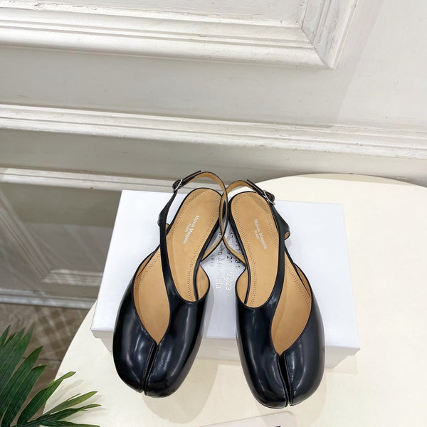 MM6 Tabi 26 Split-Toe Flat Sandals Black in Cowhide 631897