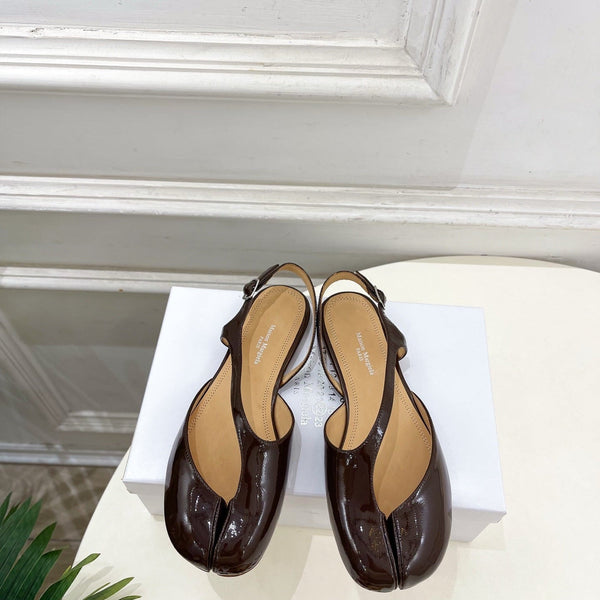 MM6 Tabi 26 Split-Toe Flat Sandals Brown in Cowhide 631898