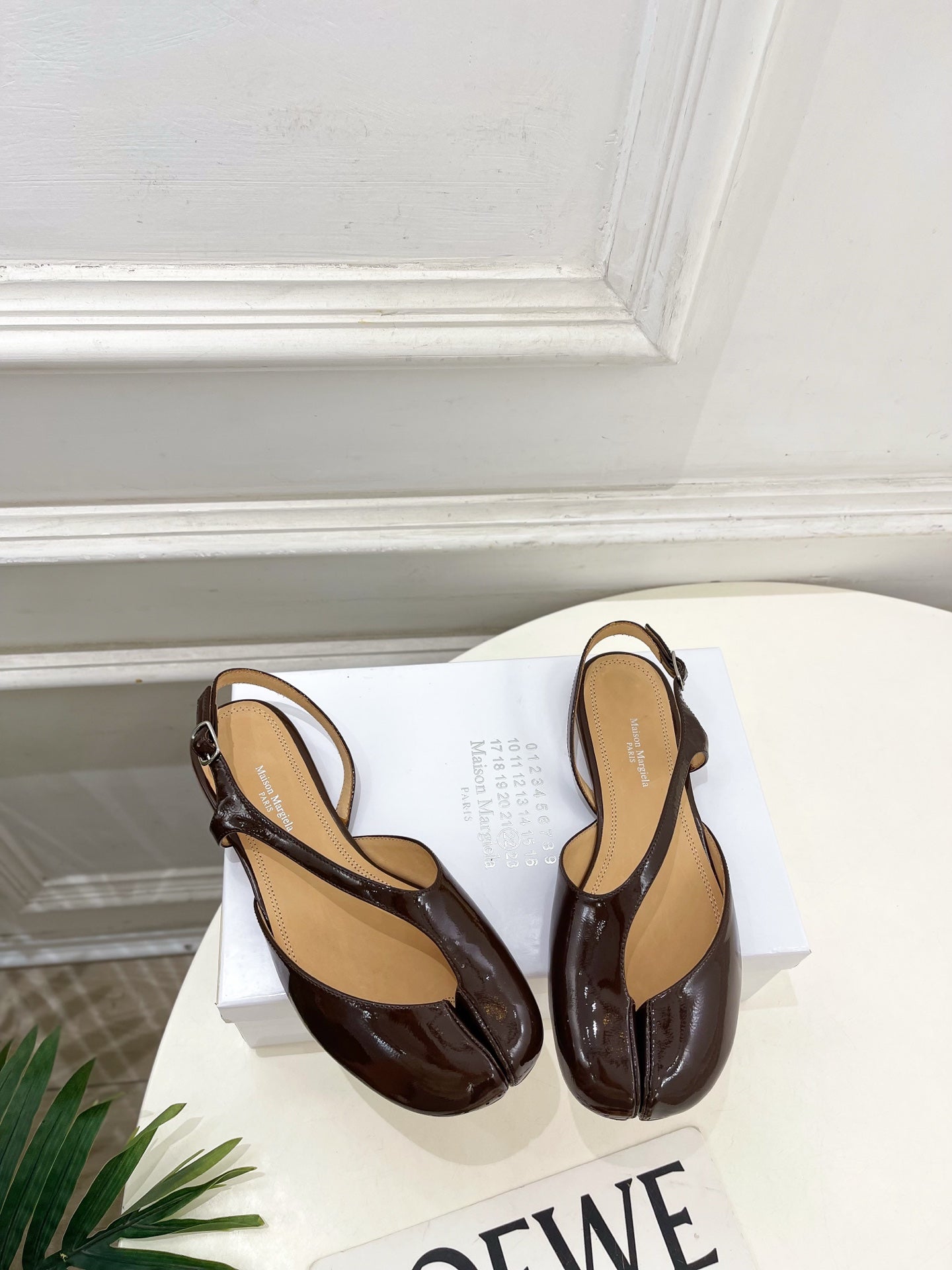 MM6 Tabi 26 Split-Toe Flat Sandals Brown in Cowhide 631898