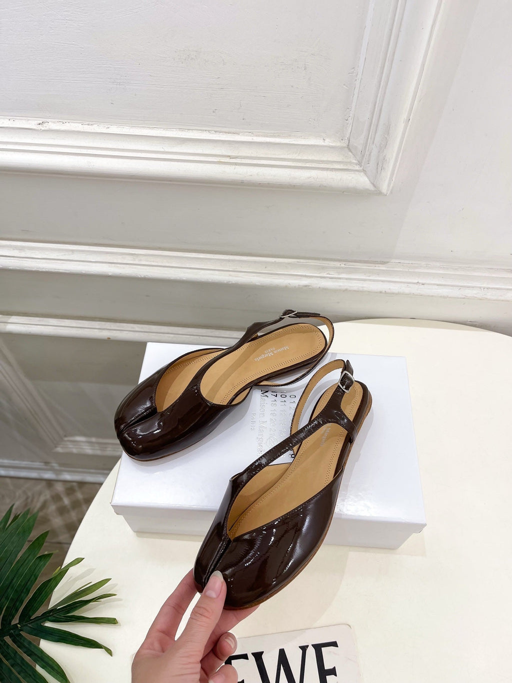 MM6 Tabi 26 Split-Toe Flat Sandals Brown in Cowhide 631898