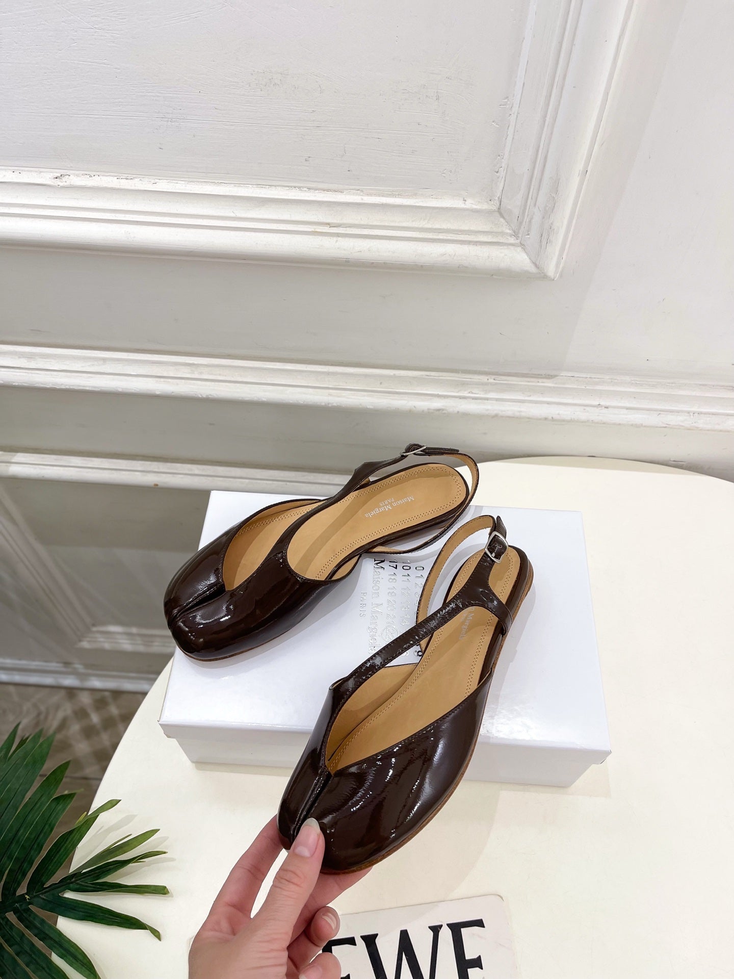 MM6 Tabi 26 Split-Toe Flat Sandals Brown in Cowhide 631898
