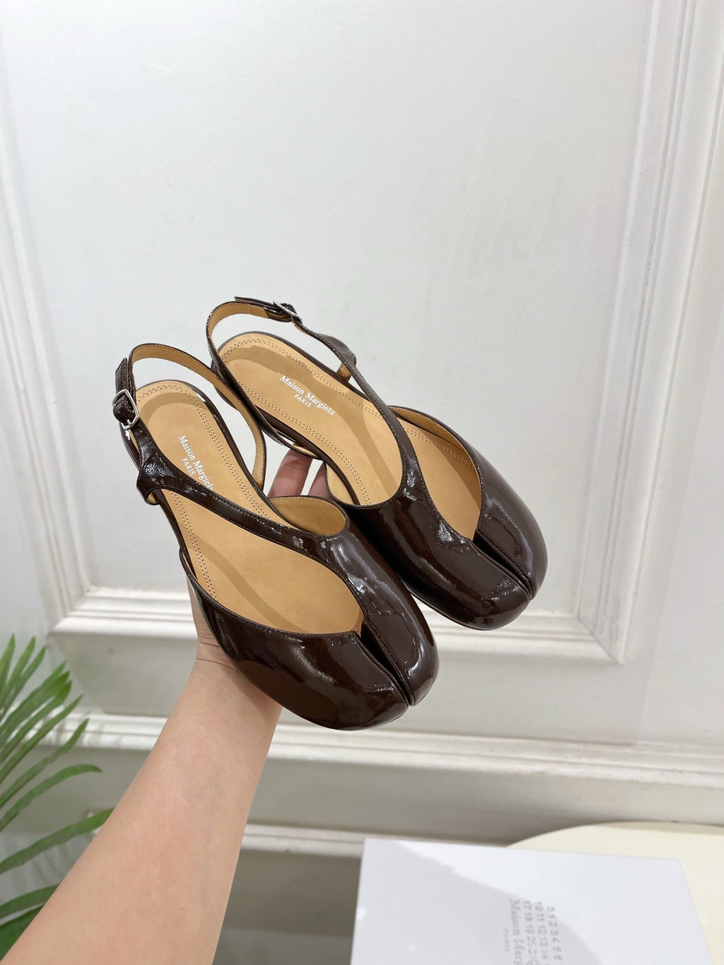 MM6 Tabi 26 Split-Toe Flat Sandals Brown in Cowhide 631898
