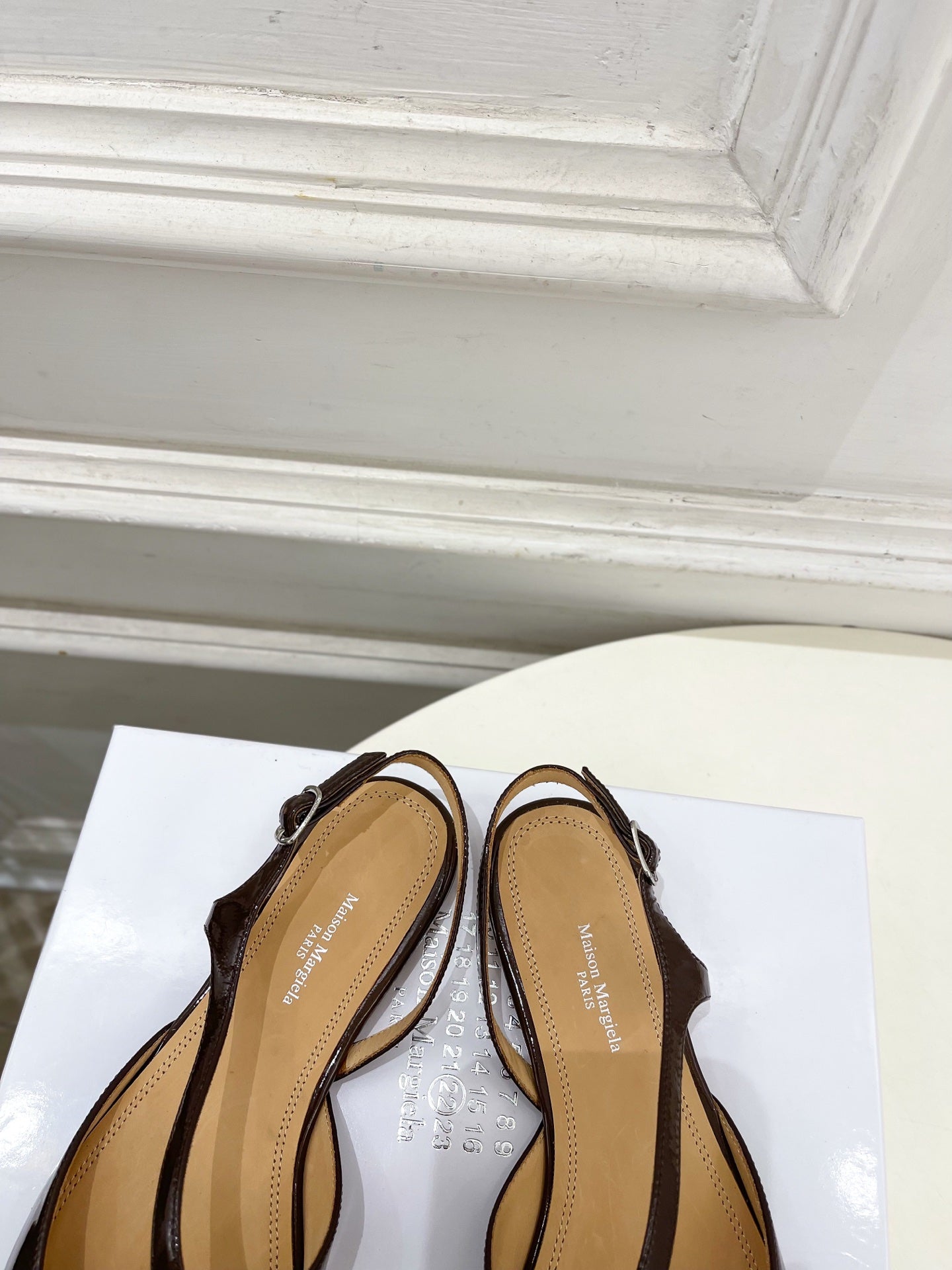 MM6 Tabi 26 Split-Toe Flat Sandals Brown in Cowhide 631898