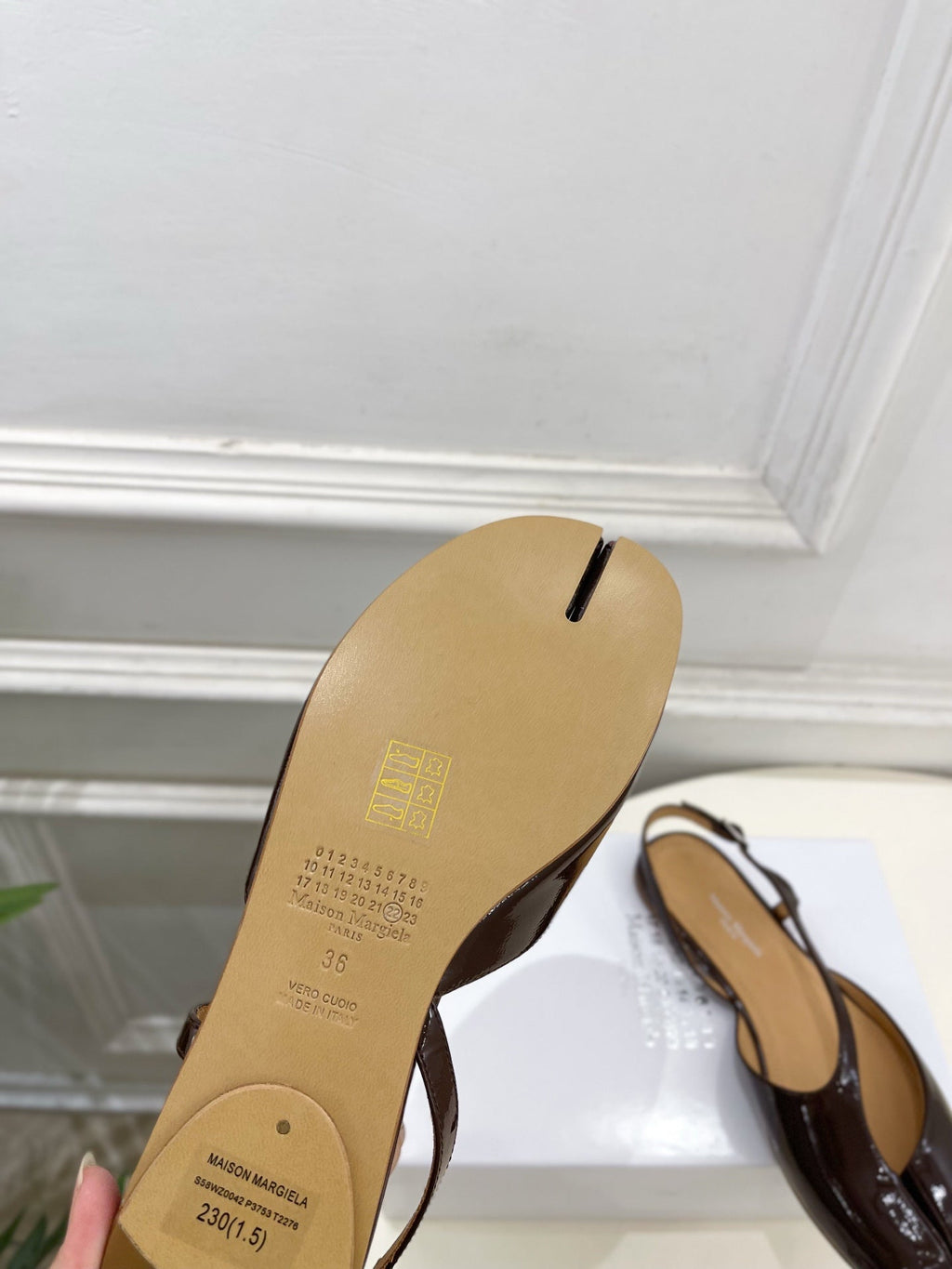 MM6 Tabi 26 Split-Toe Flat Sandals Brown in Cowhide 631898