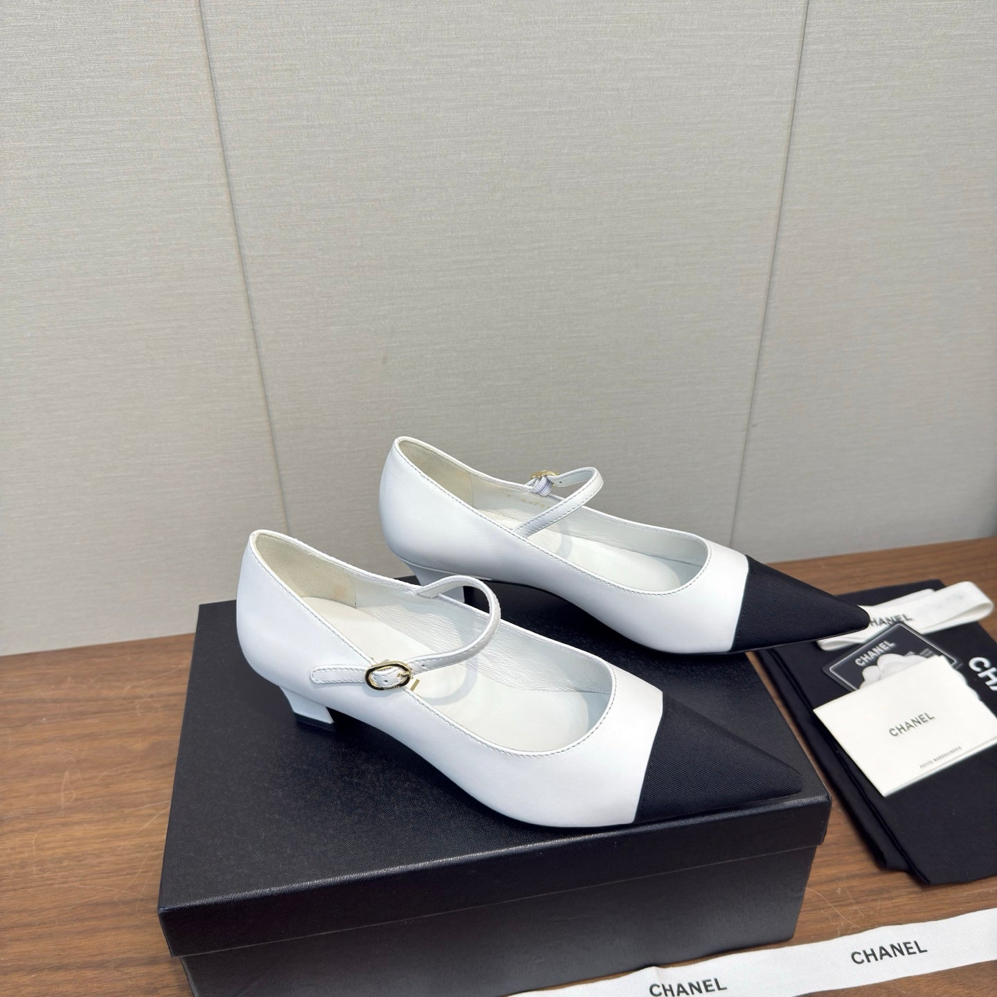Chanel 26 Pointed-Toe Low Heel 25 Mary Janes White Black in Cowhide Fabric 632187