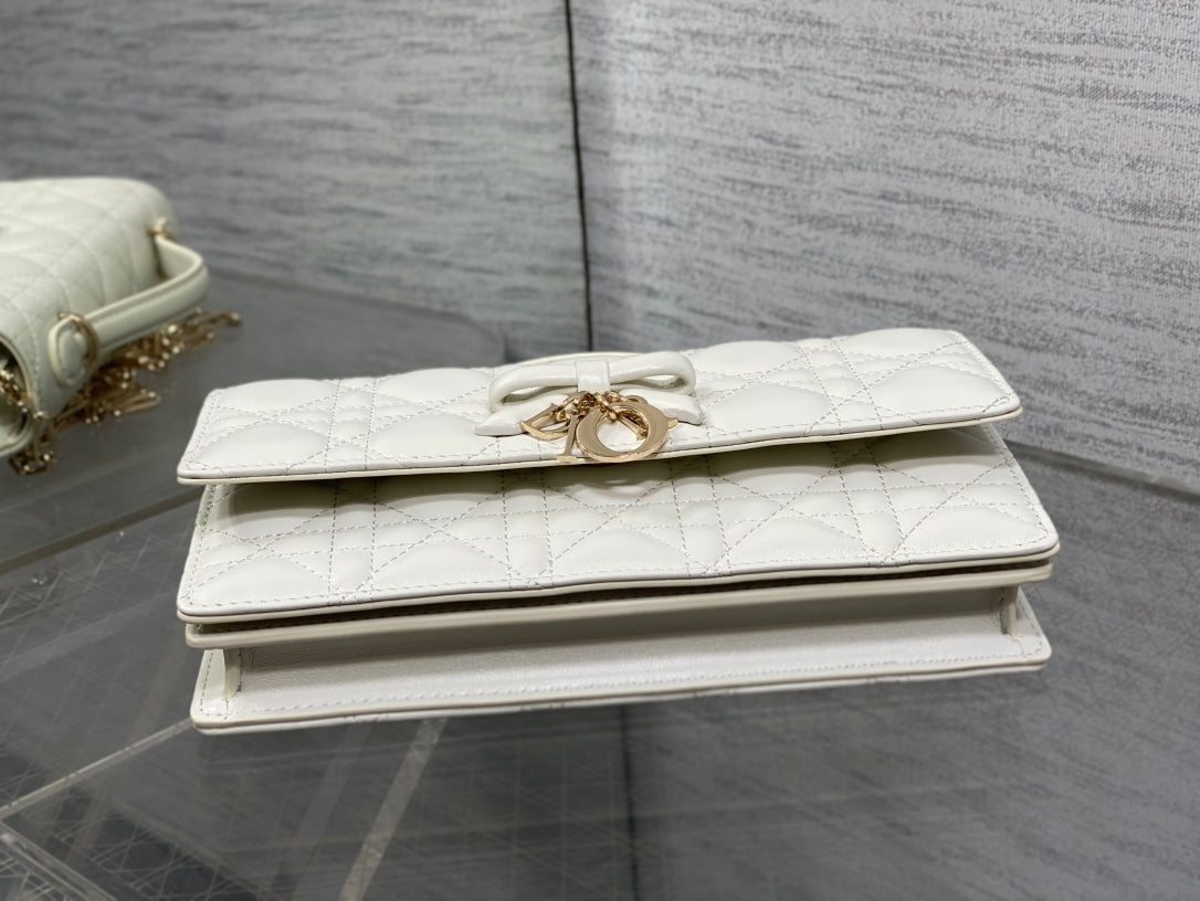 Dior 26 Bow Pearl Chain Clutch White Lambskin GHW