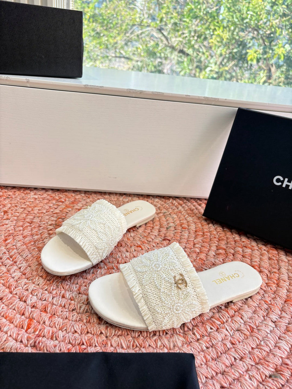 Chanel Bouclé Sandal White in Fabric Sheepskin 685951