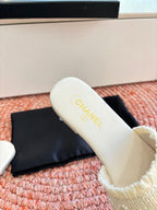 Chanel Bouclé Sandal White in Fabric Sheepskin 685951